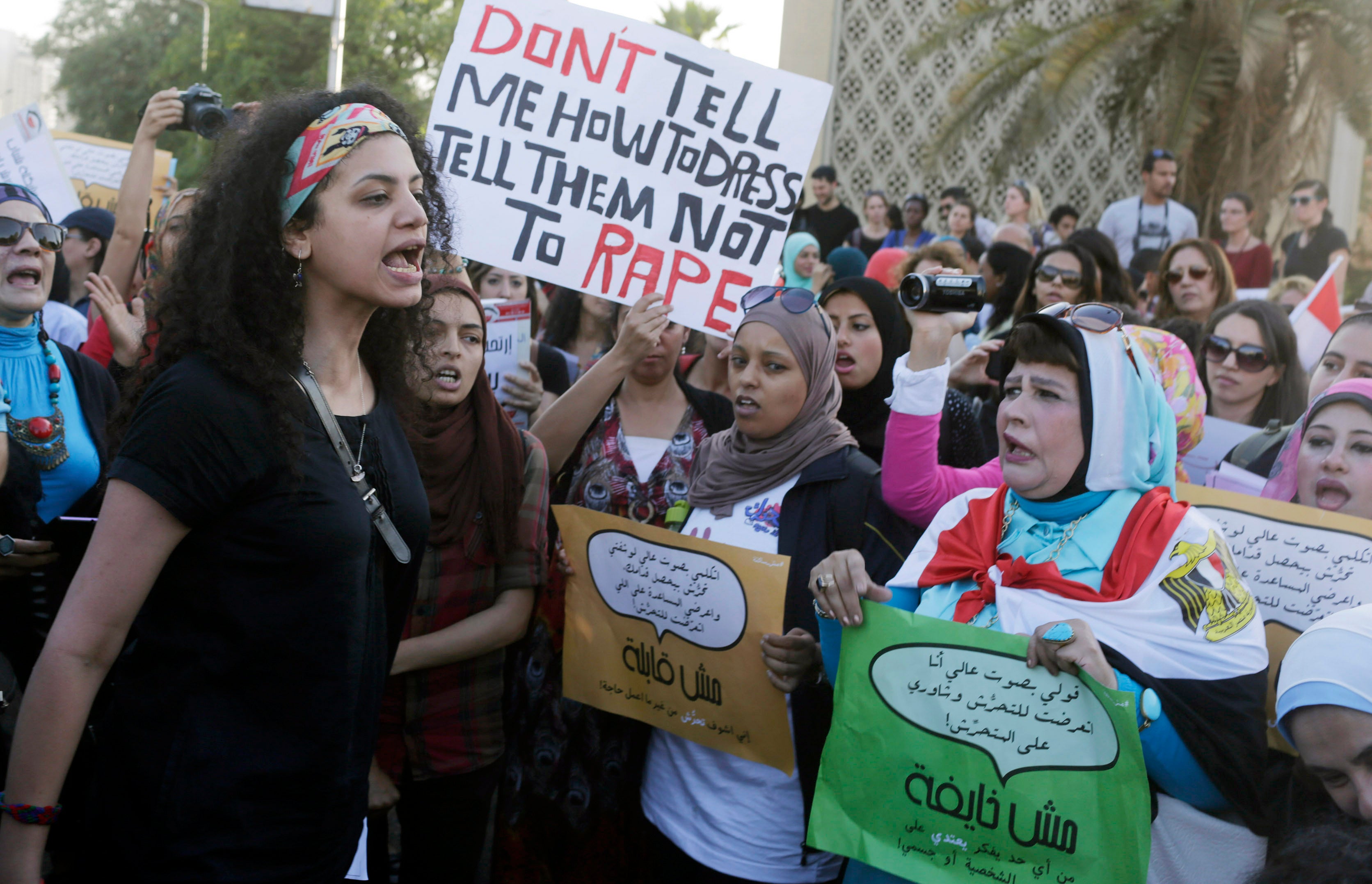 Manifestation de femmes égyptiennes protestant contre les violences sexuelles, tenue devant l'opéra du Caire le 14 juin 2014, deux mois après un viol collectif qui aurait été commis dans un hôtel de la capitale et a suscité une vague d’indignation.