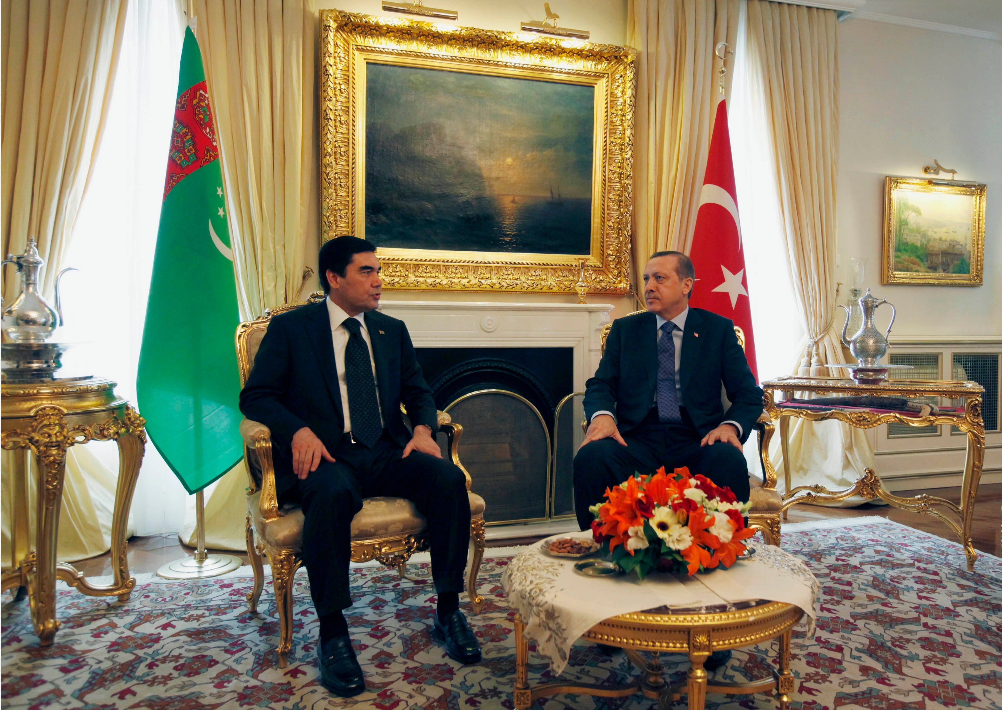 Türkmenistan Devlet Başkanı Gurbanguli Berdymukhamedov (solda) ve Türkiye Başbakanı Recep Tayyip Erdoğan 29 Şubat 2012'de Ankara'da bir araya geldi.