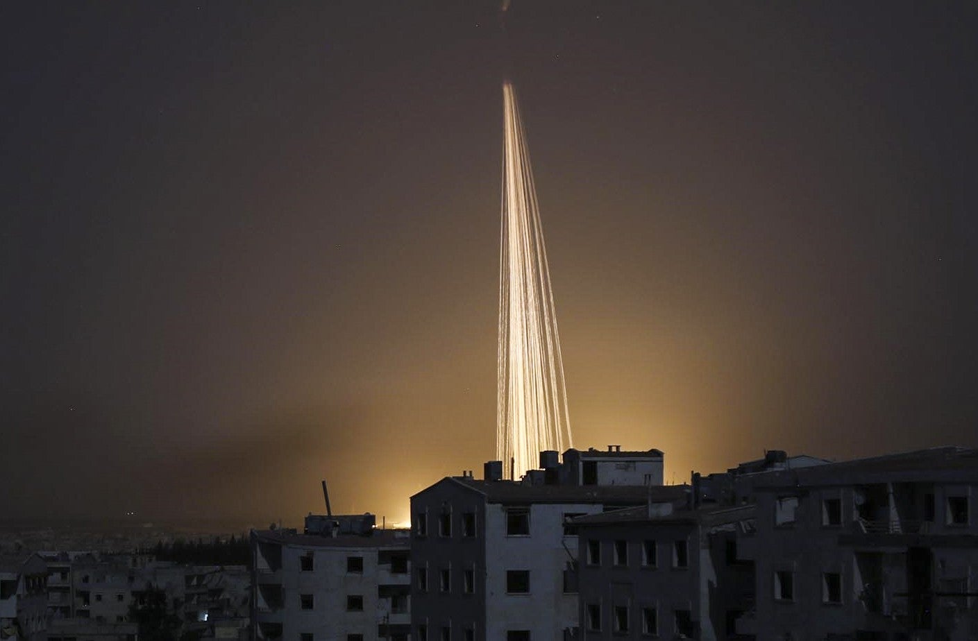 Un arma incendiaria cae sobre el poblado de Kafr Hamrah en Alepo, Siria, el 22 de junio de 2016.