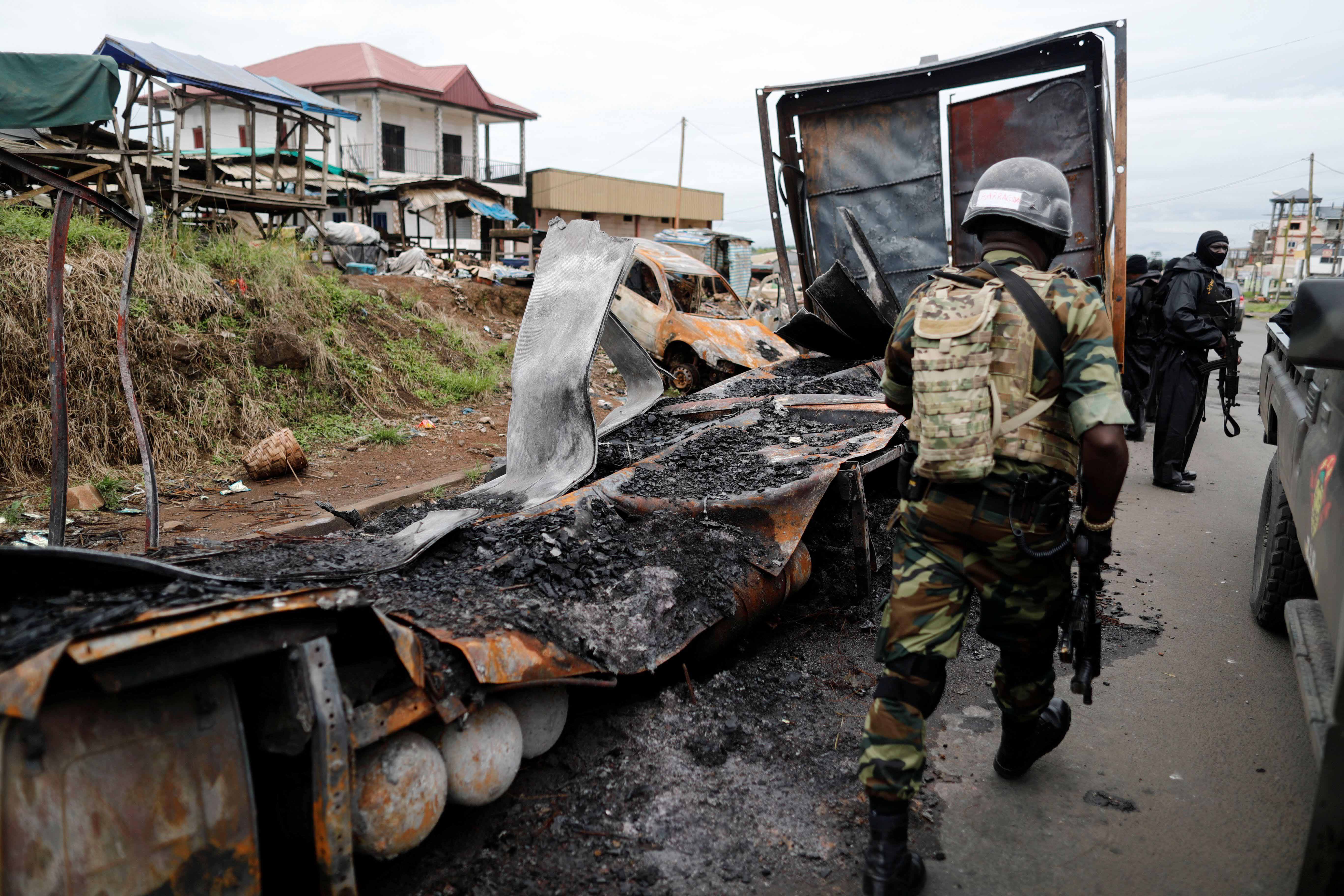 Un membre du Bataillon d’intervention rapide (BIR), une unité d’élite camerounaise, patrouille dans la ville de Buea dans la région anglophone du Sud-Ouest, le 4 octobre 2018. 