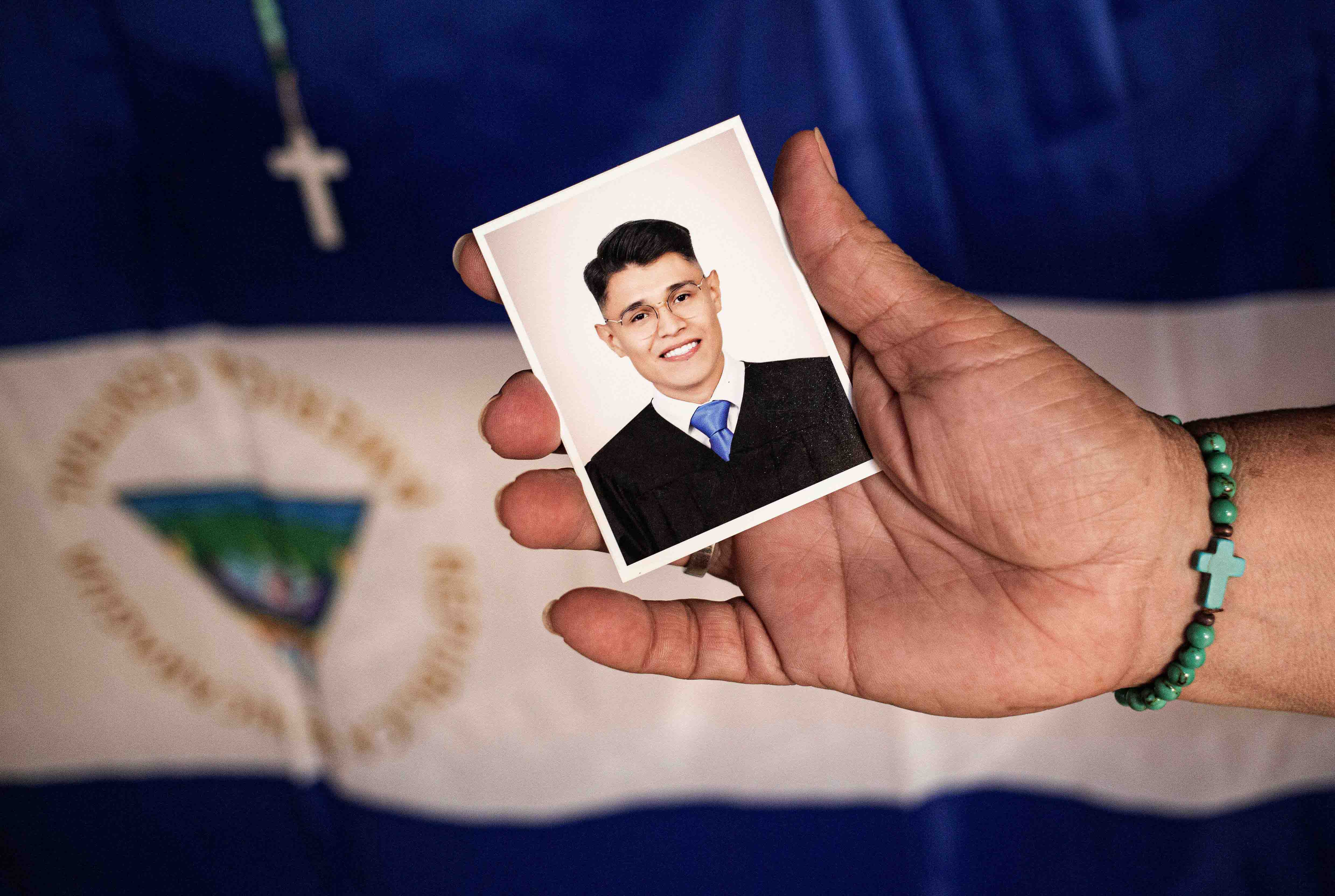 Lesbia Alfaro, mãe do líder estudantil Lesther Alemán, que foi para o exílio após participar de protestos contra o governo do presidente da Nicarágua Daniel Ortega em 2018, segura um retrato de seu filho durante uma entrevista à AFP em Manágua, em 14 de setembro de 2021.