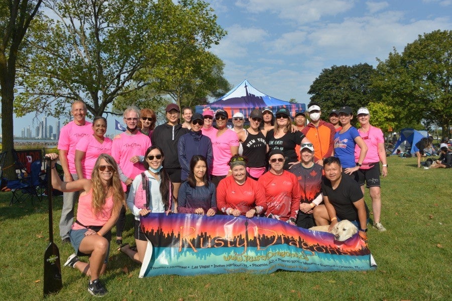 Kaola Baird con sus compañeros de equipo en el Festival de la Regata del Dragón