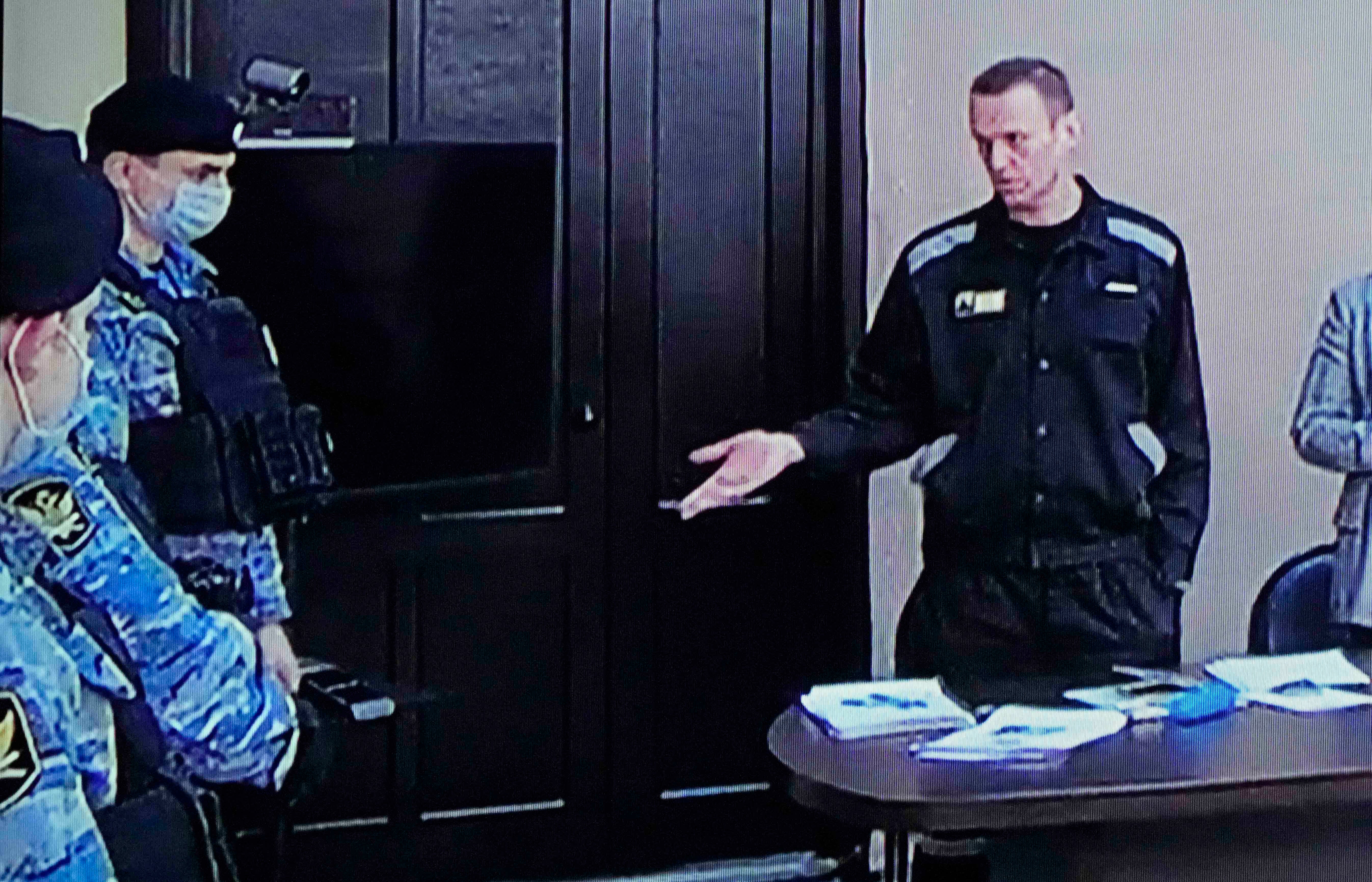 Alexei Navalny, líder da oposição preso, durante uma sessão do tribunal em Pokrov, região de Vladimir, Rússia, em 22 de março de 2022.