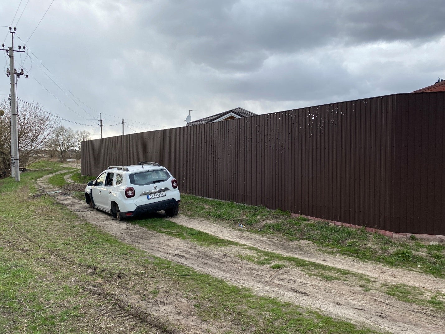 Российские войска в Гостомеле открыли огонь по гражданскому автомобилю, в котором днем 3 марта 2022 г. ехали мэр Гостомеля Юрий Прилипко, Юрий Штурма, Тарас и Иван Зоря. Прилипко и Зоря были убиты.