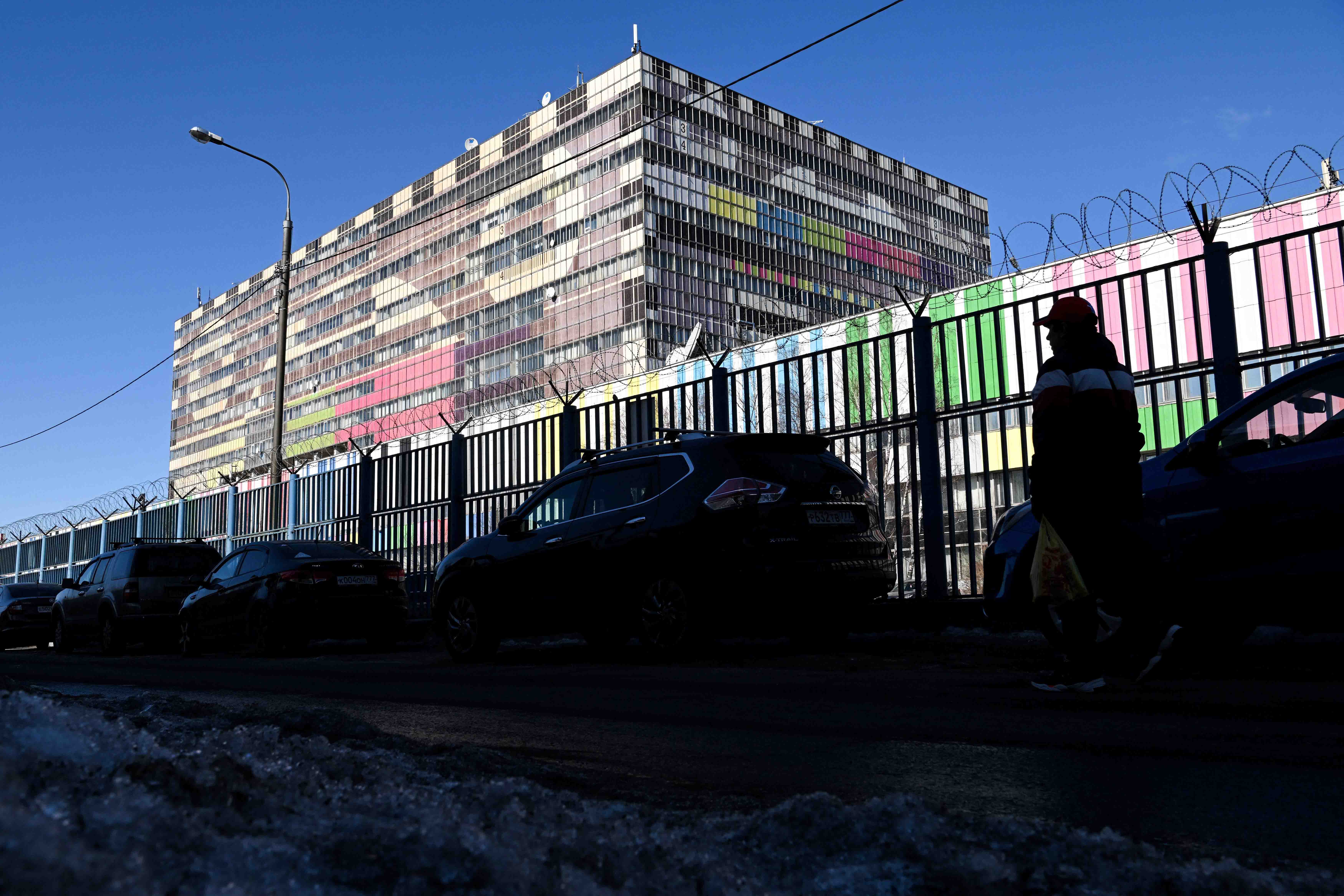 Мужчина проходит мимо телецентра "Останкино" в Москве, Россия, 15 марта 2022 года. 