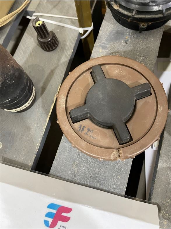 Противопехотная мина нажимного действия ПМН-2 на экспозиции организации по разминированию Free Fields в Триполи в марте 2022 г.