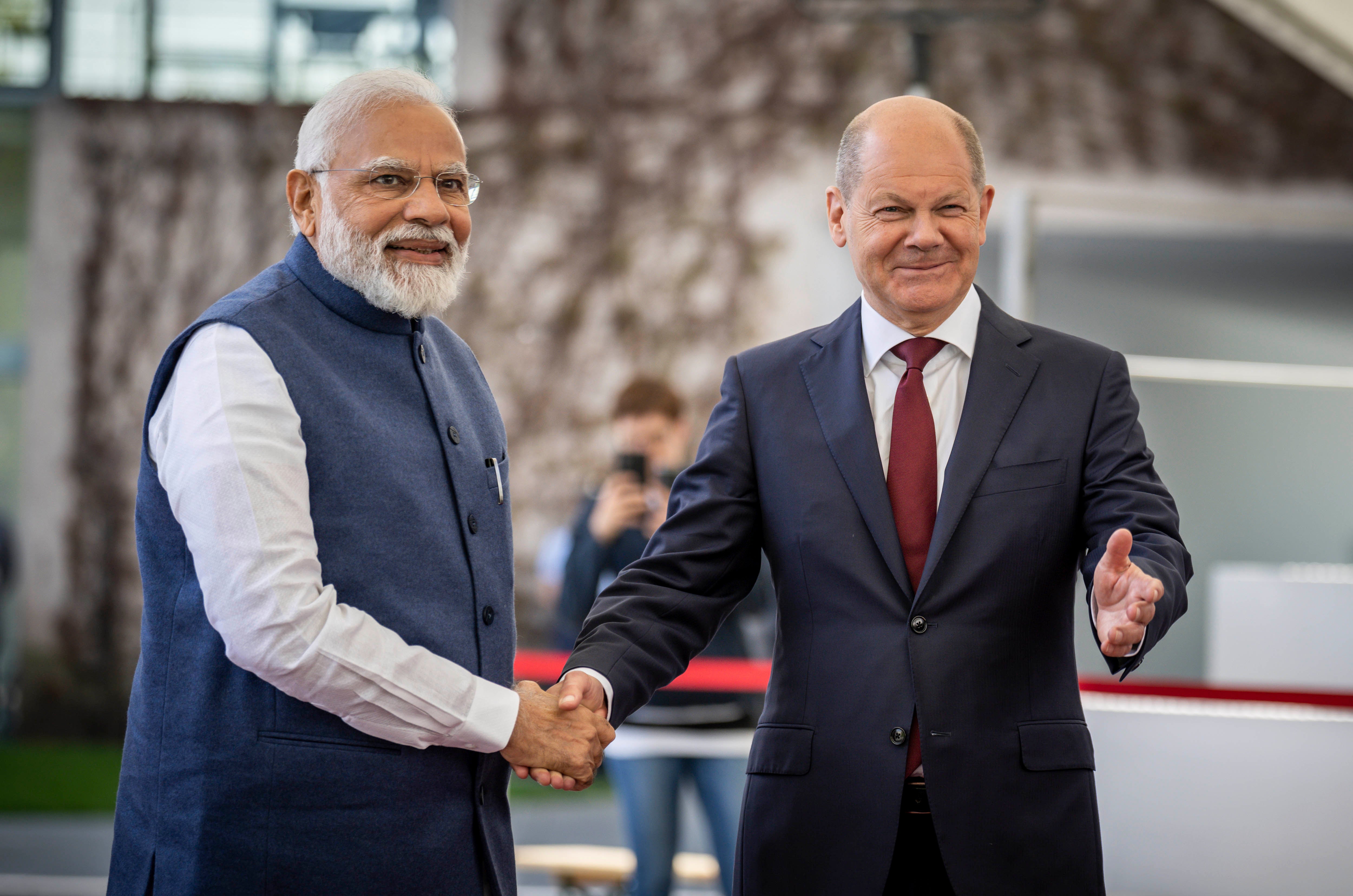 German Chancellor Olaf Scholz (right) welcomes Indian Prime Minister Narendra Modi