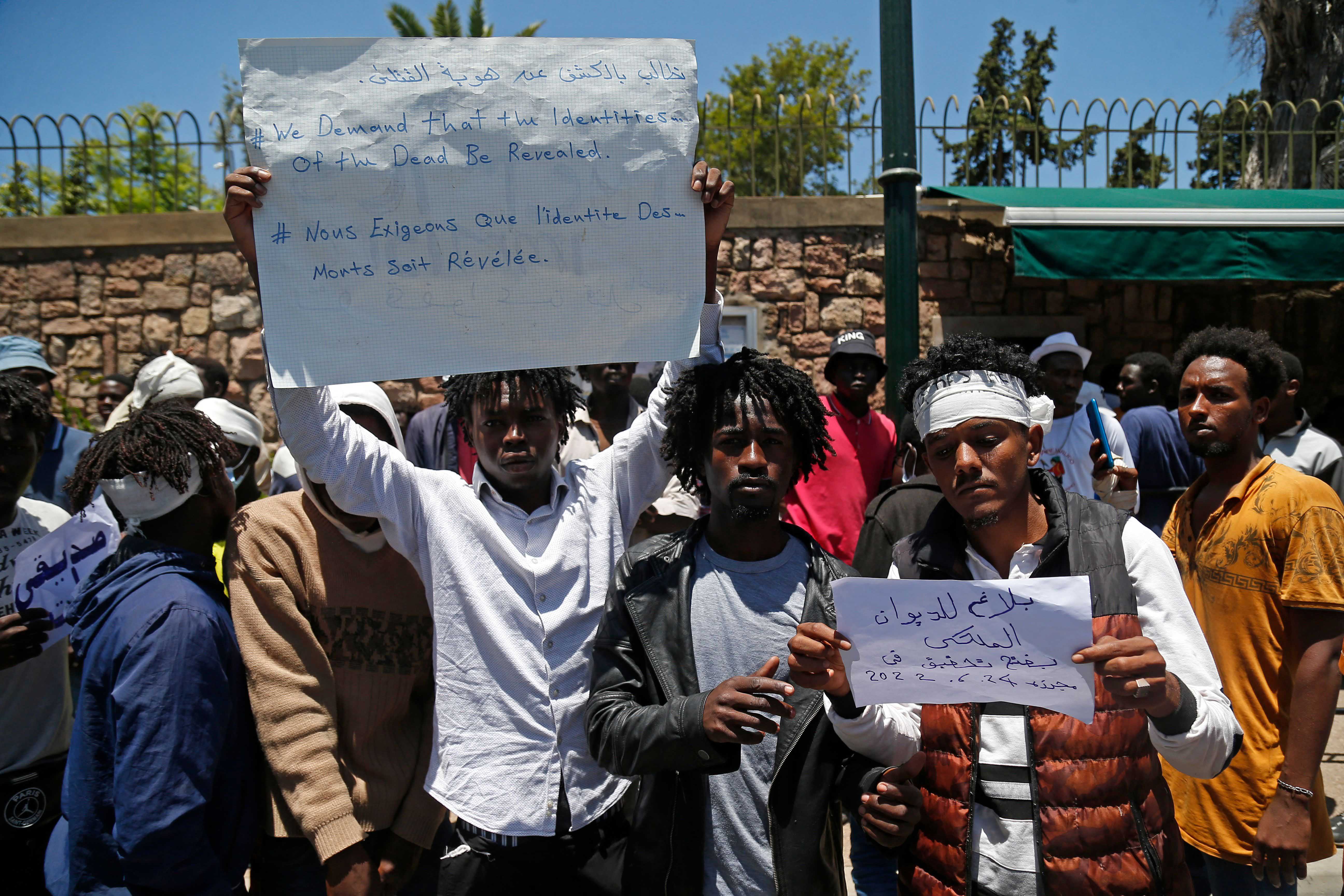 Ces migrants brandissaient des feuilles avec des messages en français et en arabe, lors d'une manifestation contre le racisme à Rabat, au Maroc, le 28 juin 2022.