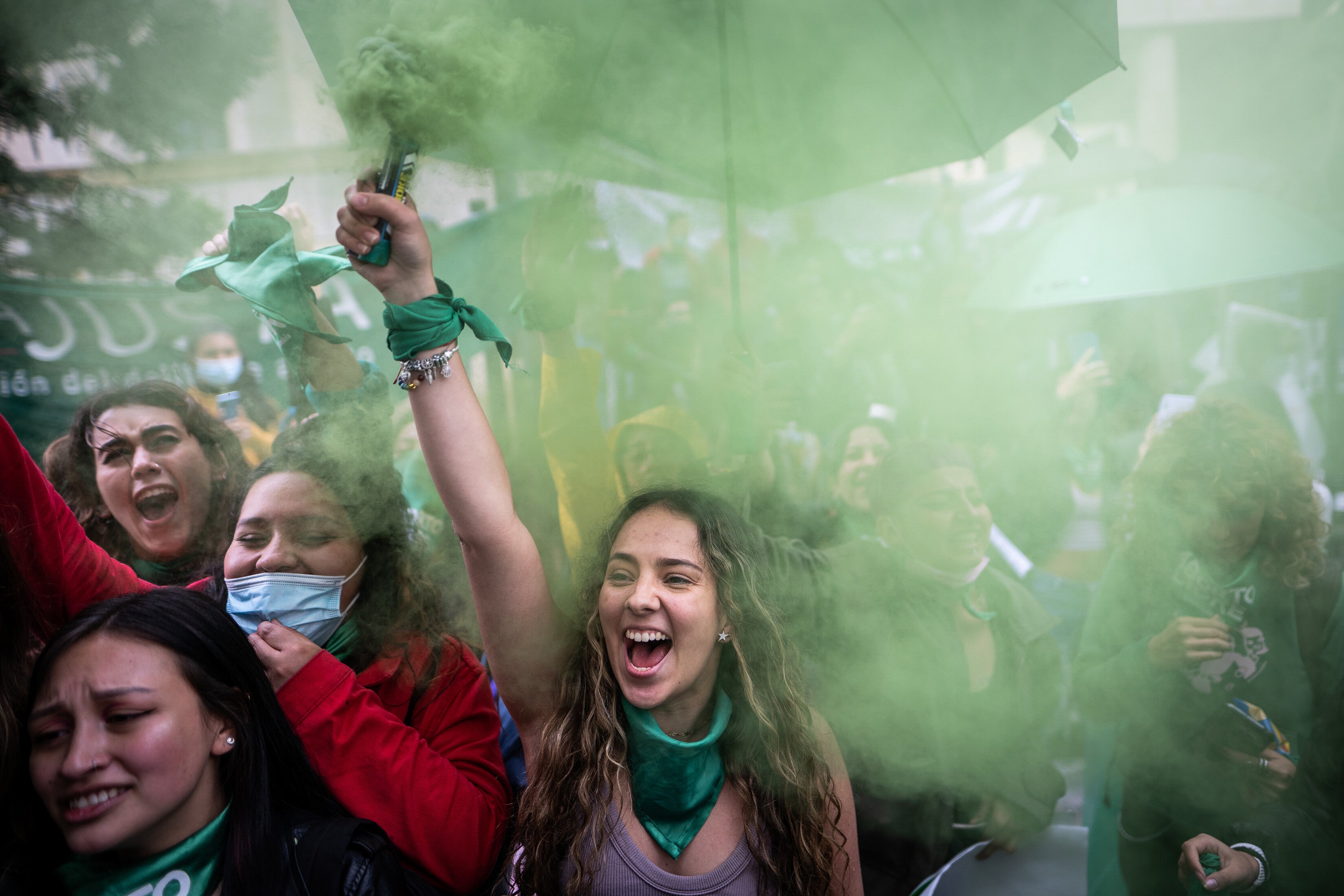 Manifestantes favoráveis ao direito ao acesso ao aborto legal comemoram em frente ao Tribunal Constitucional da Colômbia, em Bogotá, após decisão favorável à descriminalização do aborto em todas as circunstâncias até a 24ª semana de gravidez, em 21 de fevereiro de 2022.