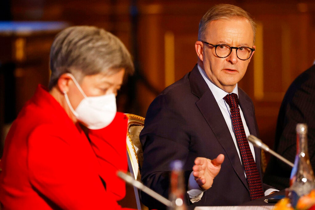 澳洲總理阿爾巴尼斯（右）與外交部長黃英賢，日本東京，2022年5月24日。