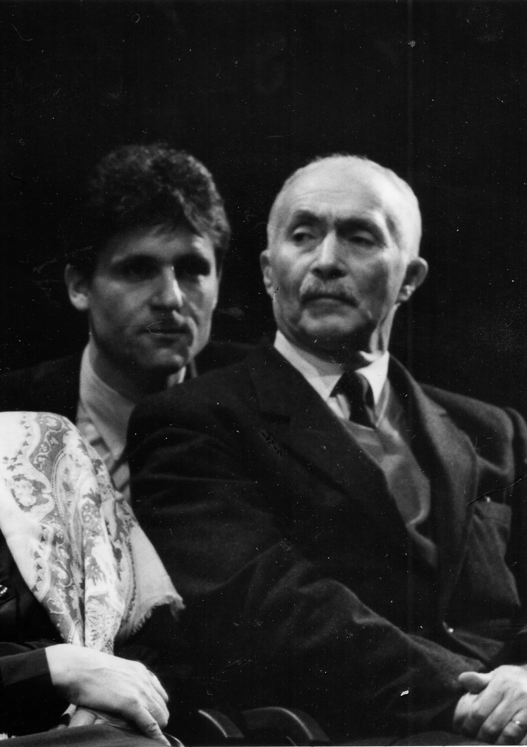 علي يحيى عبد النور، الذي ترأس "الرابطة الجزائرية للدفاع عن حقوق الإنسان" لفترة طويلة، يتلقى جائزة من "هيومن رايتس ووتش" في نيويورك في 1992. 