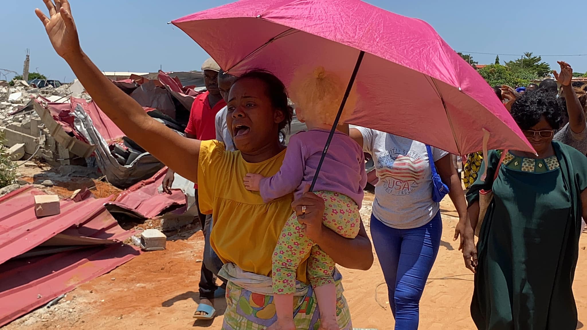 mulher bebê chorando angola fora