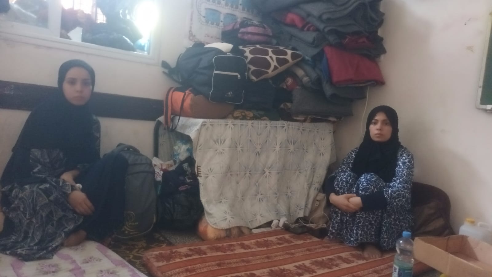 Iman (kiri), 19 tahun, dan saudara perempuannya Abir, yang tinggal di Gaza, adalah penyandang disabilitas pendengaran dan menggunakan bahasa isyarat untuk berkomunikasi. Iman mengatakan, “Saya tidak punya alat bantu dengar, jadi saya tidak tahu kapan mereka melakukan pengeboman! Saya bisa merasakan getaran di bawah kaki saya, dan saya melihat orang-orang berlarian tanpa tahu apa yang sedang terjadi!” 