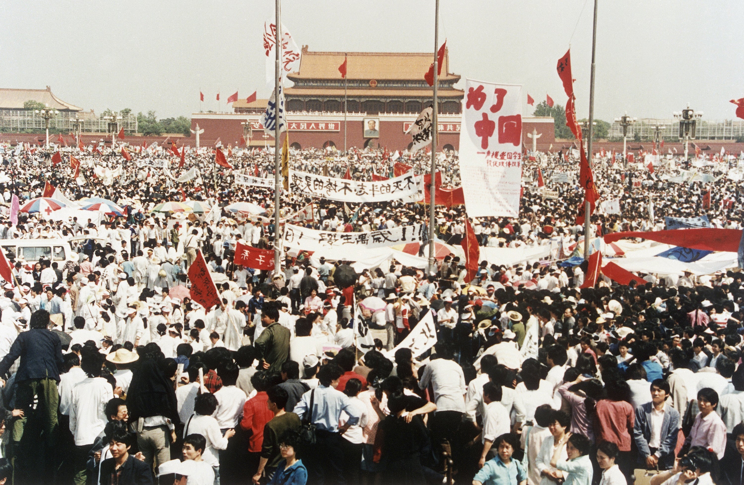 Thousands of pro-democracy demonstrators protest in front of the Gate of Heavenly Peace in Tiananmen Square, Beijing, China, May 17, 1989. 