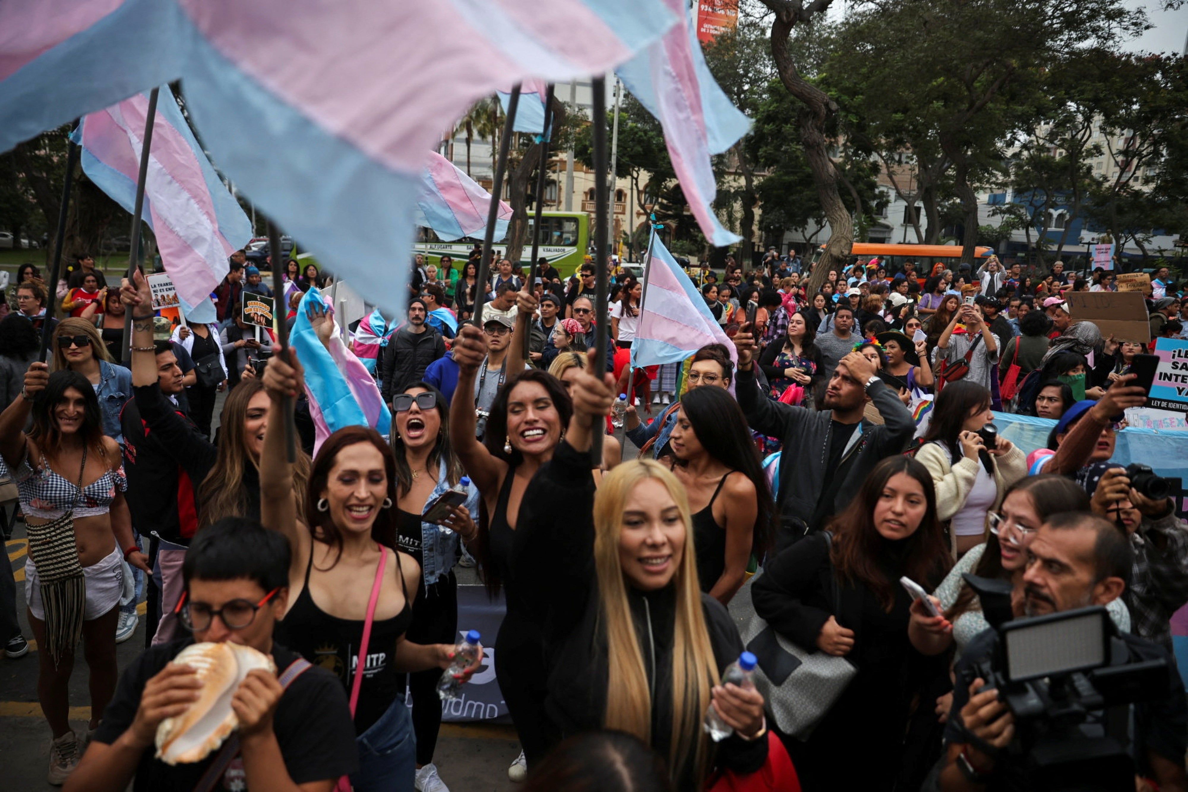 Peruanos y peruanas protestan frente al Ministerio de Salud de Perú contra un decreto supremo que clasifica las identidades trans como condiciones de salud mental en Lima, Perú, el 17 de mayo de 2024. 