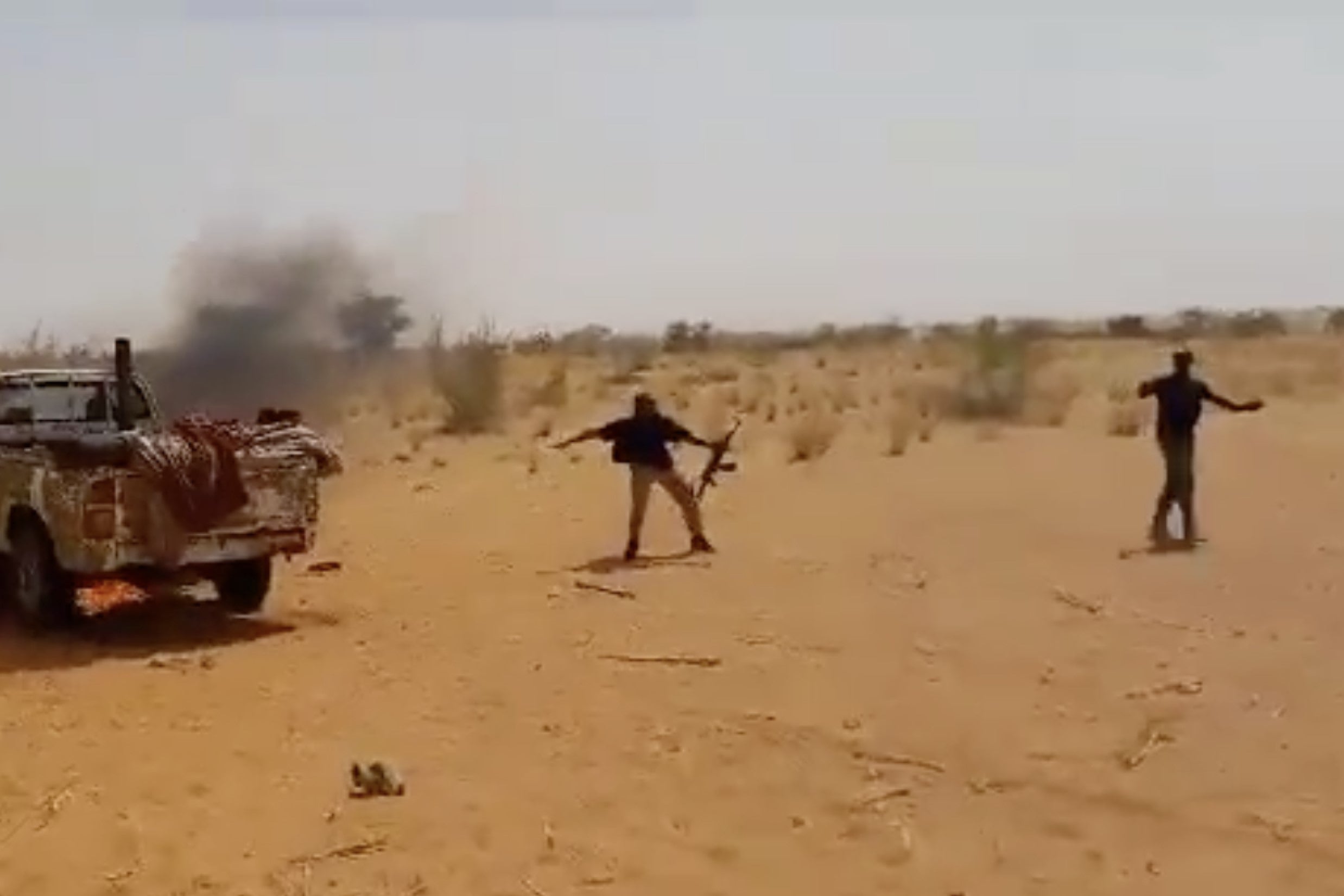 Standbild aus einem in sozialen Netzwerken veröffentlichten Video, das zeigt, wie Soldaten der Sudanesischen Streitkräfte die Leichen von Personen, die sie offenbar hingerichtet haben, in Brand stecken.