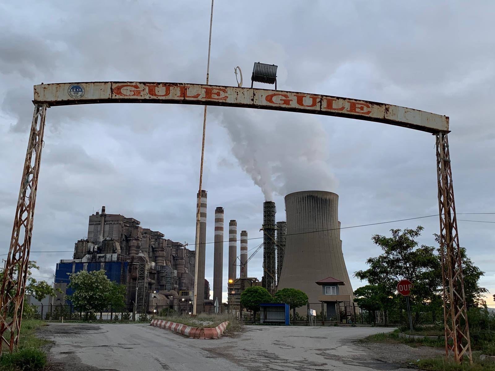 Bordure du village de Çoğulhan (symbolisée par les mots « Güle Güle » ou « Au revoir »), dans la province de Kahramanmaraş dans le sud-est de la Turquie ; ce village est situé à 500 mètres de la centrale électrique au charbon d'Afşin Elbistan.