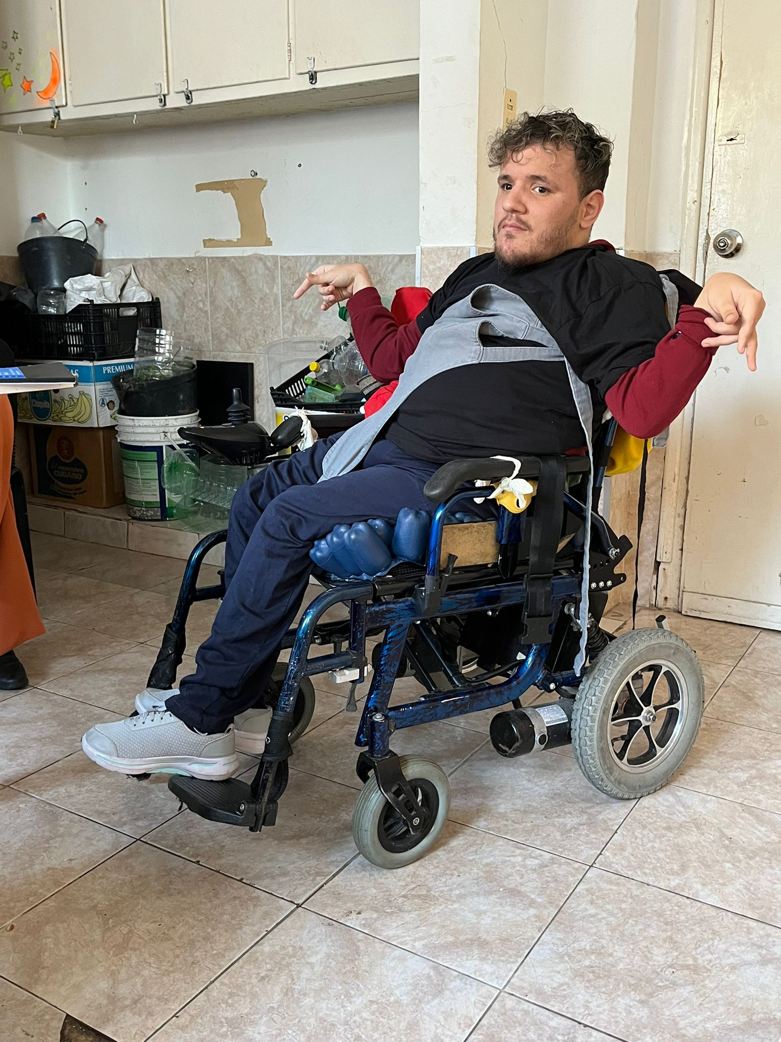 Carlos Ignacio Sánchez, un hombre de 27 años con parálisis cerebral, vive en una institución para personas con discapacidad en Montevideo, Uruguay.