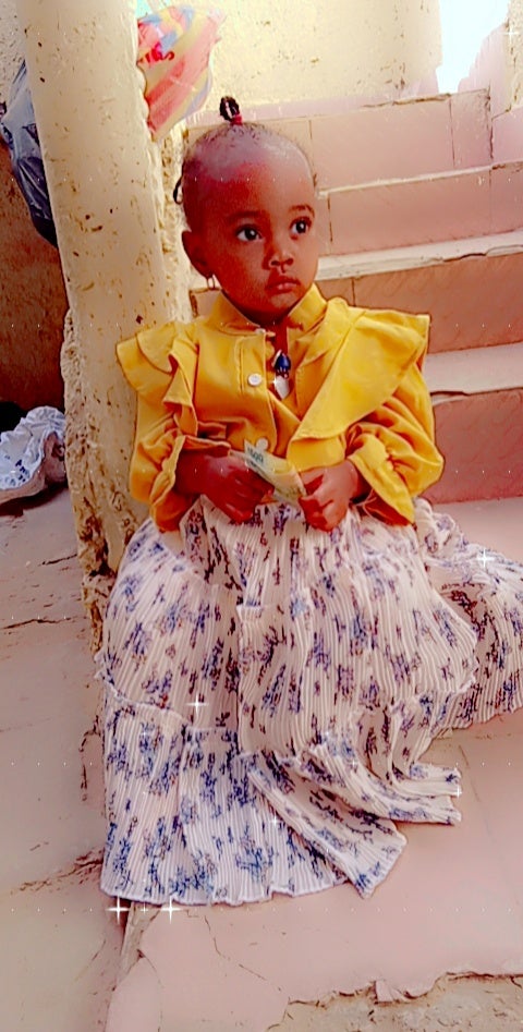 Une photo de Safia, âgée de 2 ans, qui a été touchée par une balle perdue alors qu'elle était dans sa maison dans le quartier de Naga à N'Djamena le 9 mai 2024, après l'annonce des résultats provisoires de l'élection présidentielle au Tchad.