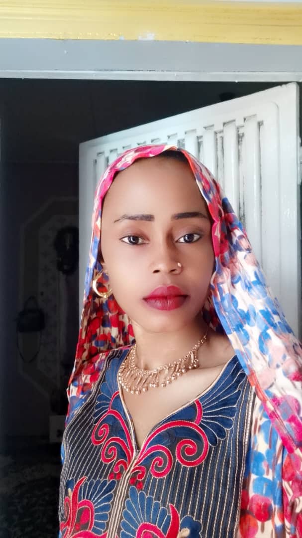 Une photo de Khadidja Douba, qui a été tuée par les éclats d'une roquette tombée sur sa maison dans le district de Ridina à N'Djamena le 9 mai 2024, après l'annonce des résultats provisoires de l'élection présidentielle au Tchad.
