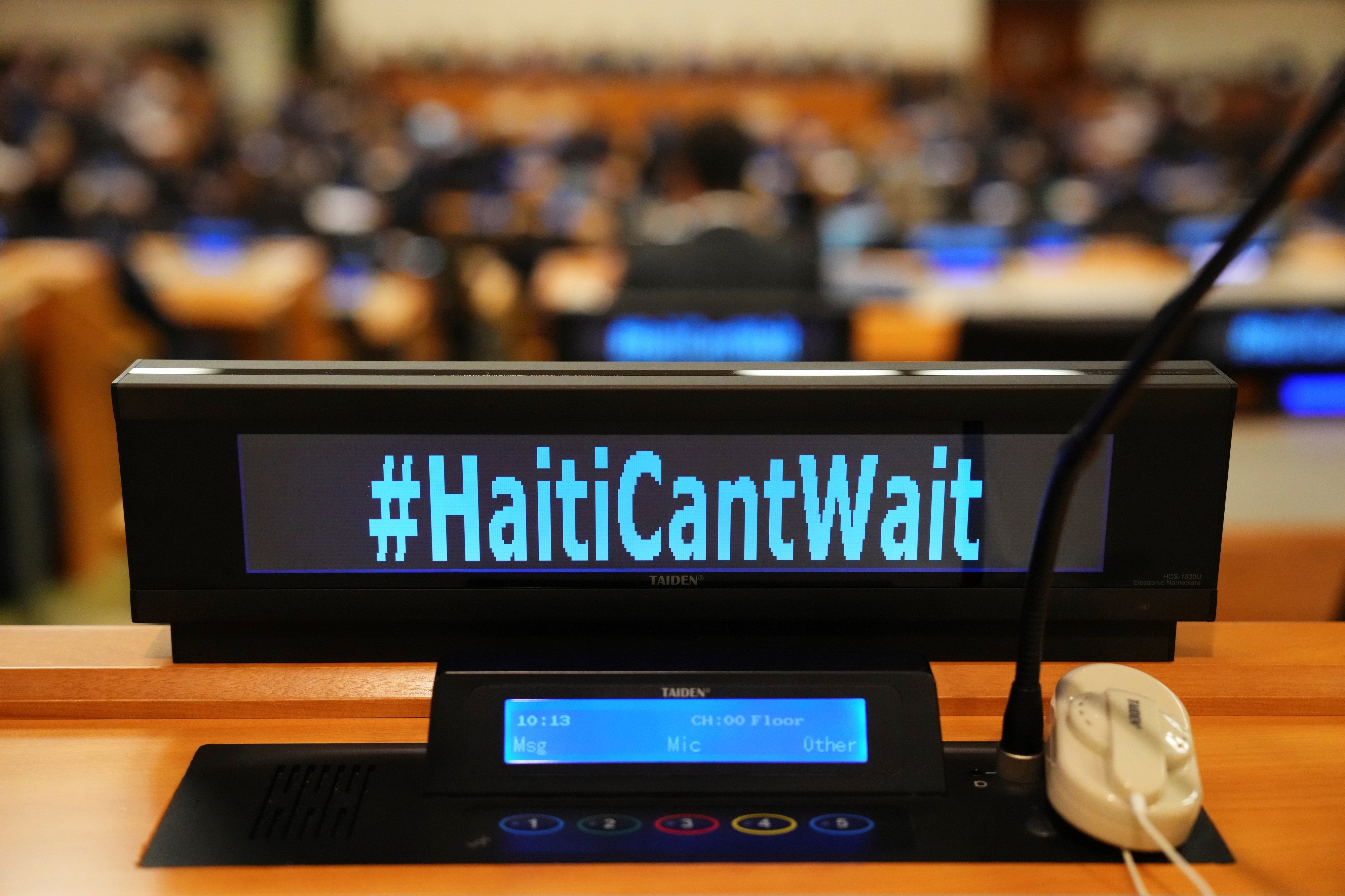 Der Slogan #HaitiCantWait aus den sozialen Medien wird angezeigt, als der kanadische Premierminister Justin Trudeau am 23. September 2024 am Hauptsitz der Vereinten Nationen an hochrangigen Treffen mit einer Beratergruppe zu Haiti teilnimmt.