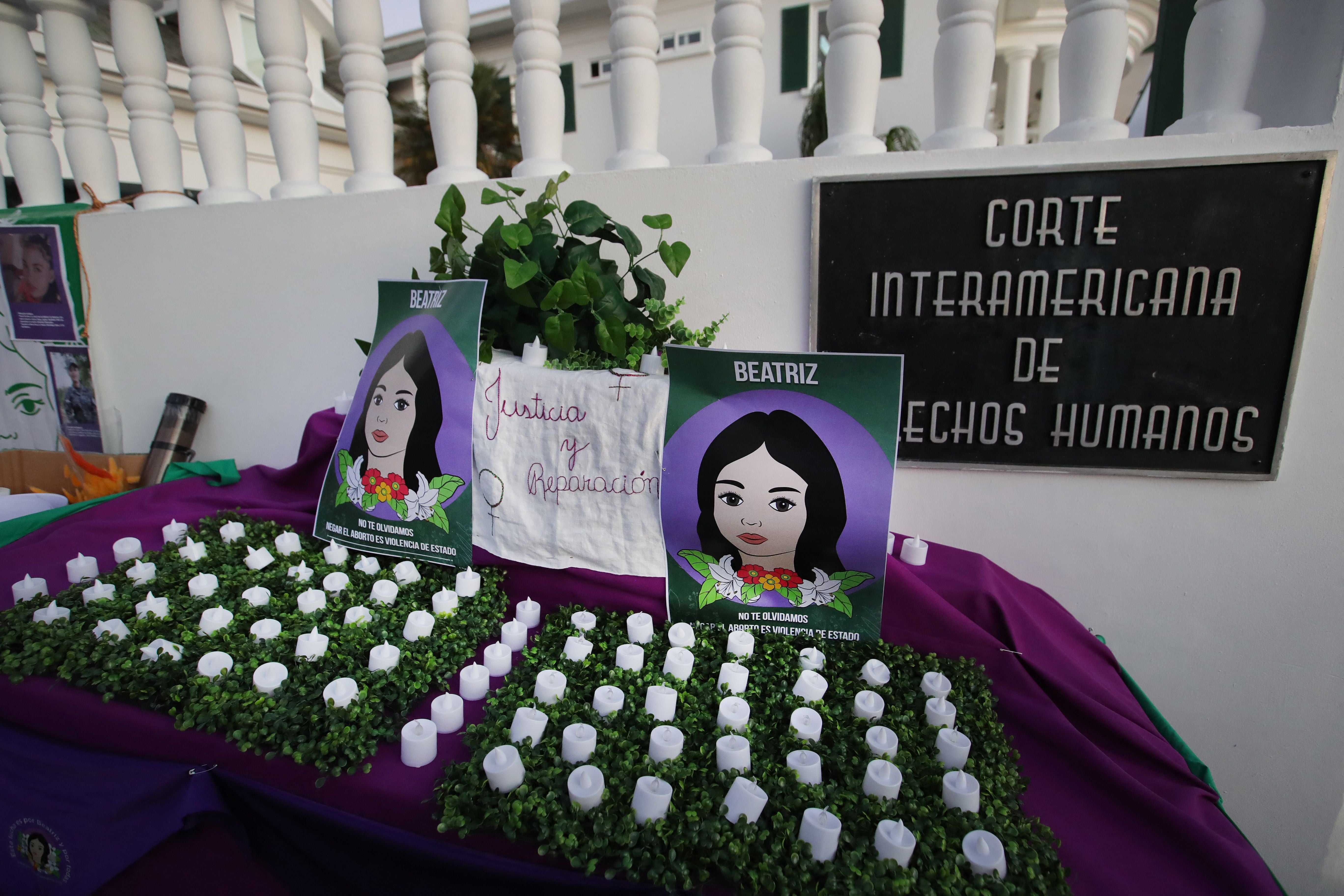 Una vigilia en memoria de Beatriz fuera de la Corte Interamericana de Derechos Humanos antes de la audiencia pública del caso Beatriz y otros vs. El Salvador, en San José, 21 de marzo de 2023.