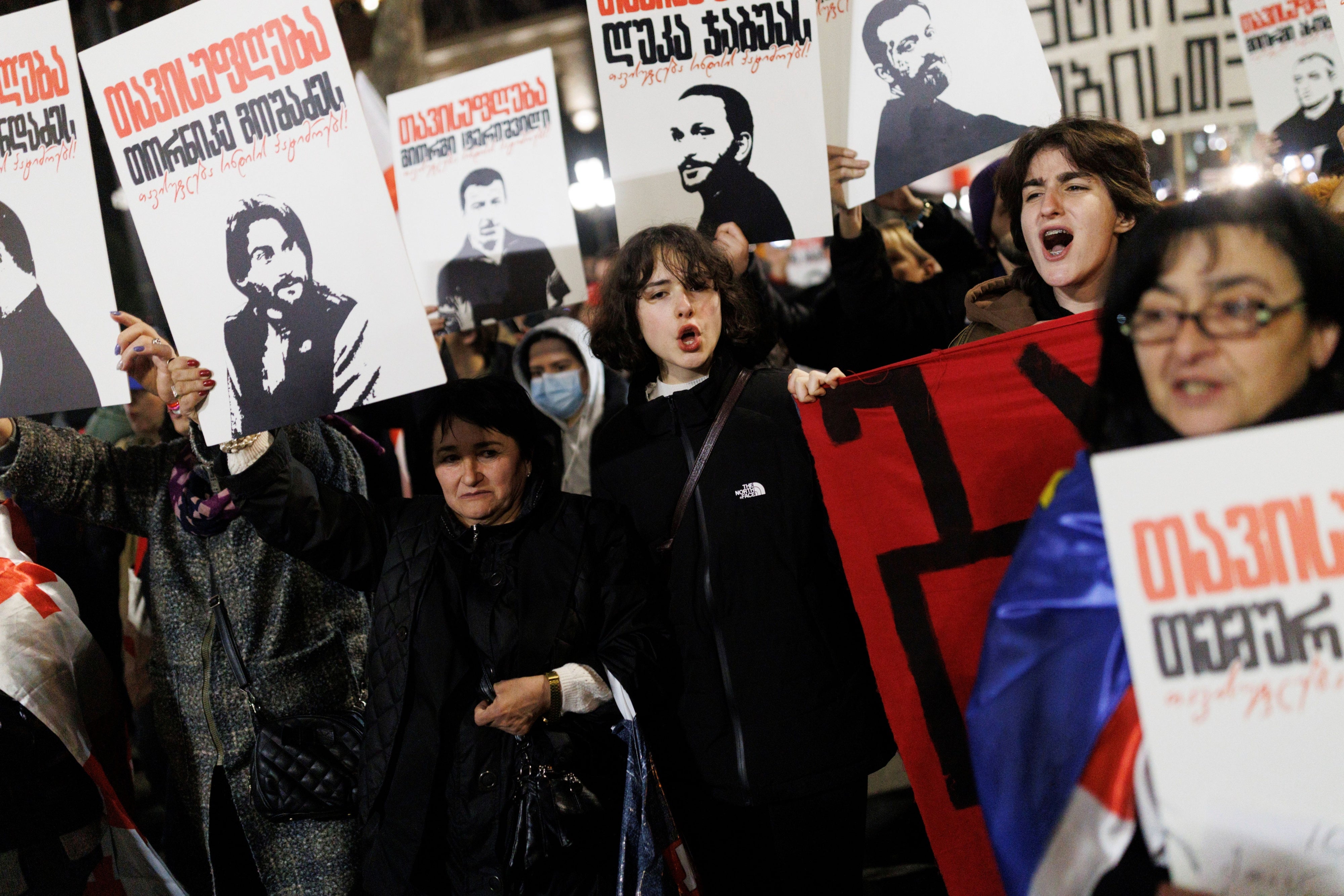 Demonstrierende versammeln sich am 7. März 2025 vor dem Parlament von Georgien in Tiflis und fordern die Freilassung anderer Demonstrationsteilnehmer, deren Bilder sie auf Plakaten zeigen.