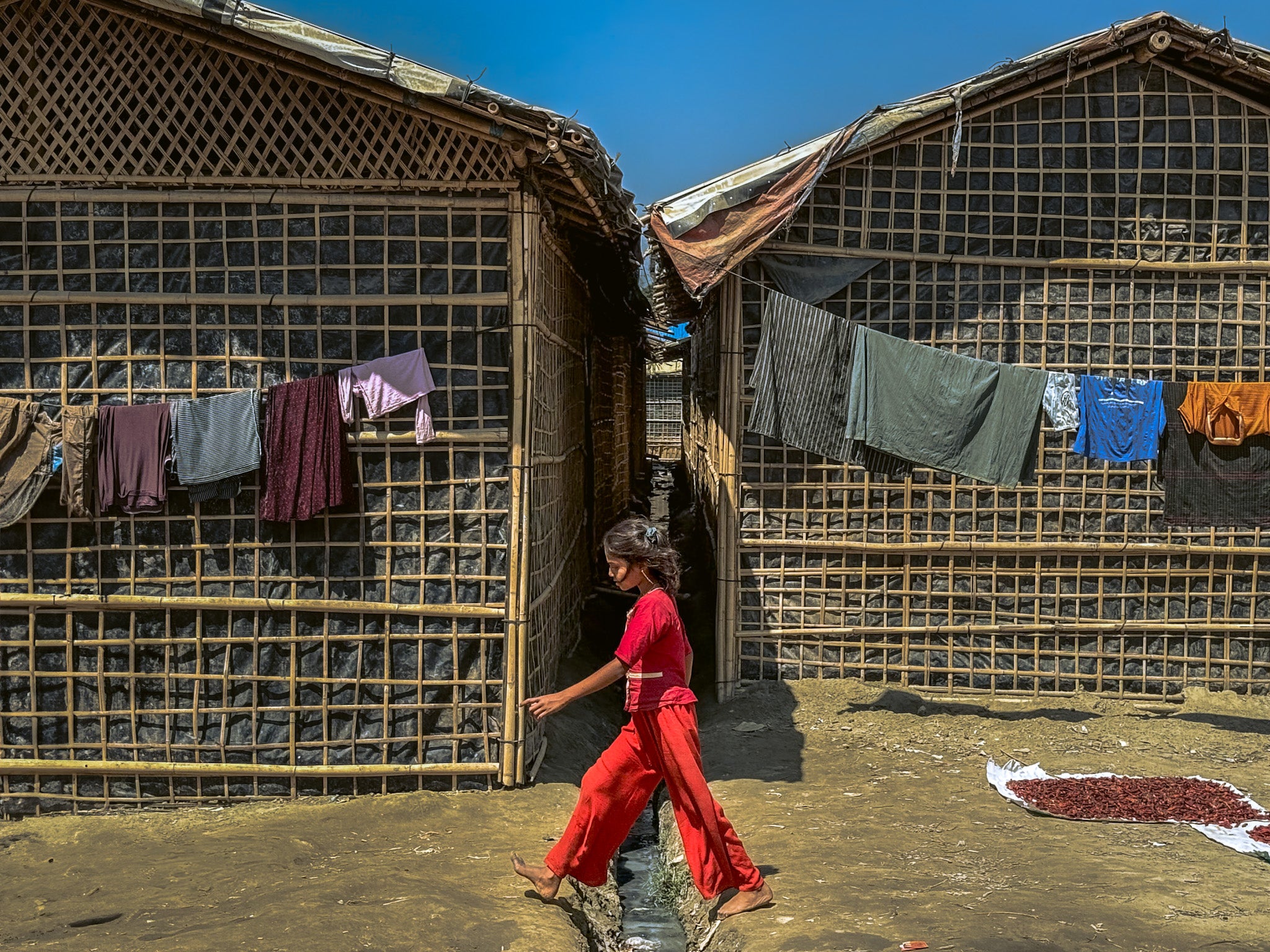 Ein Rohingya-Mädchen läuft an Unterkünften in einem Geflüchtetenlager in Cox's Bazar, Bangladesch, vorbei, 9. März 2025.