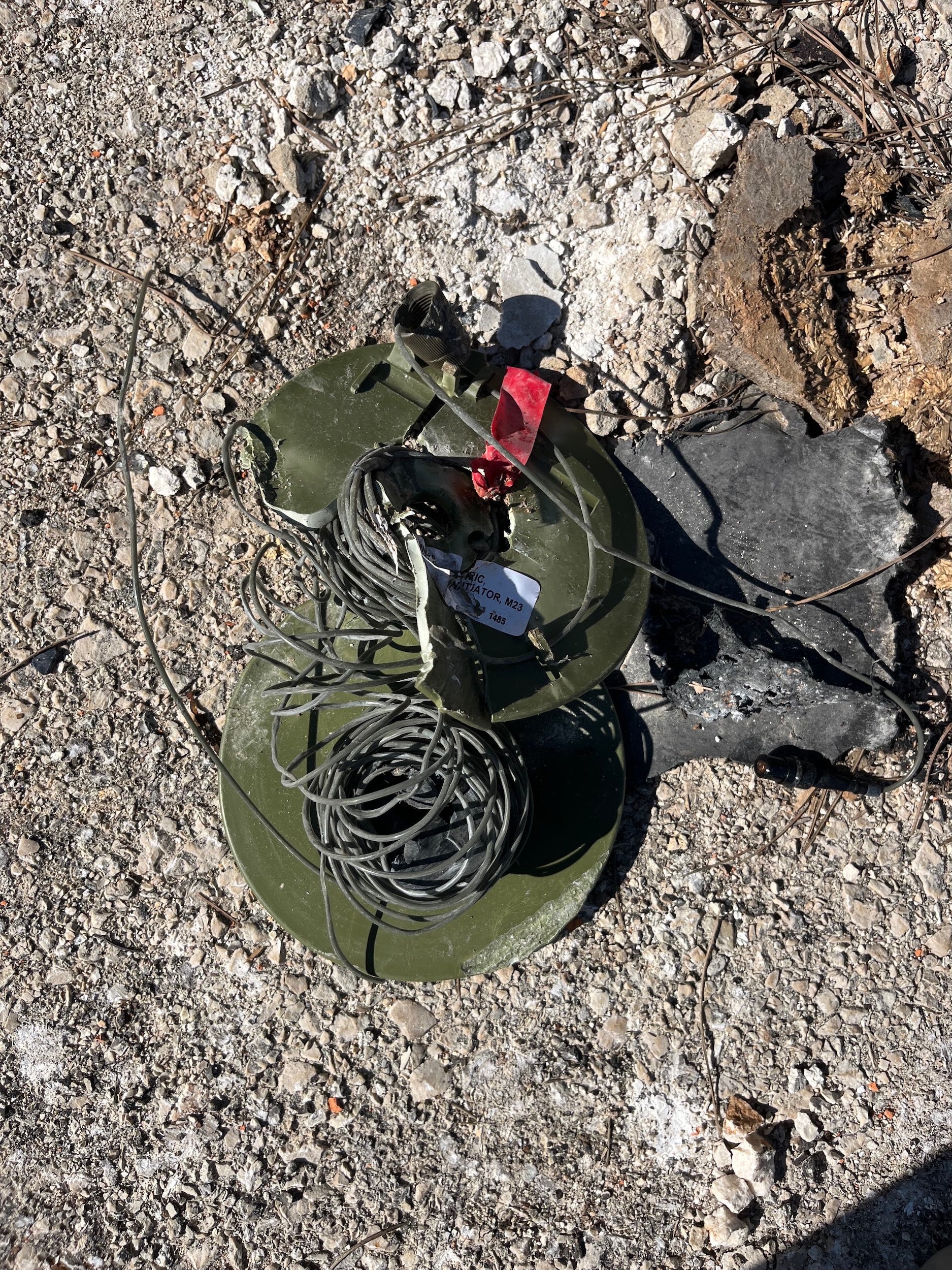 أنبوب صدمة يُستخدم عادة في عمليات الهدم الموجهة عُثر عليه في ثانوية عيتا الشعب الرسمية، لبنان في 30 يناير/كانون الثاني 2025. 