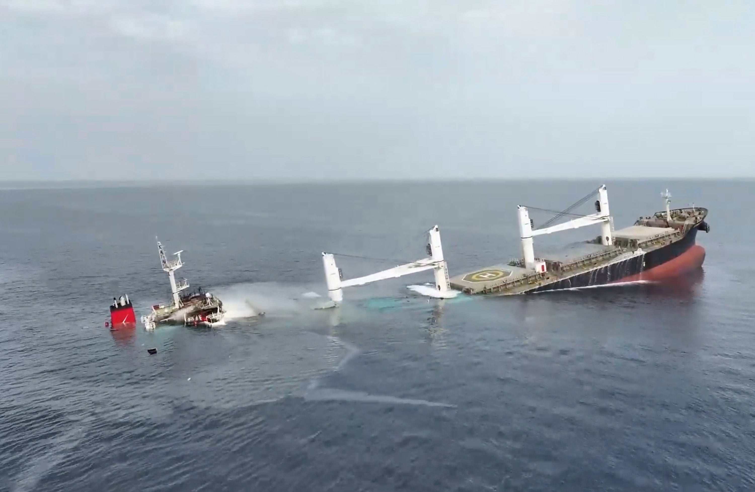 سفينة "إيترنتي سي" تغرق بعد أن أصابها صاروخ أطلقه الحوثيون في 8 يوليو/تموز 2025، في البحر الأحمر. ©2025 المركز الإعلامي للحوثيين/غيتي إيمدجز