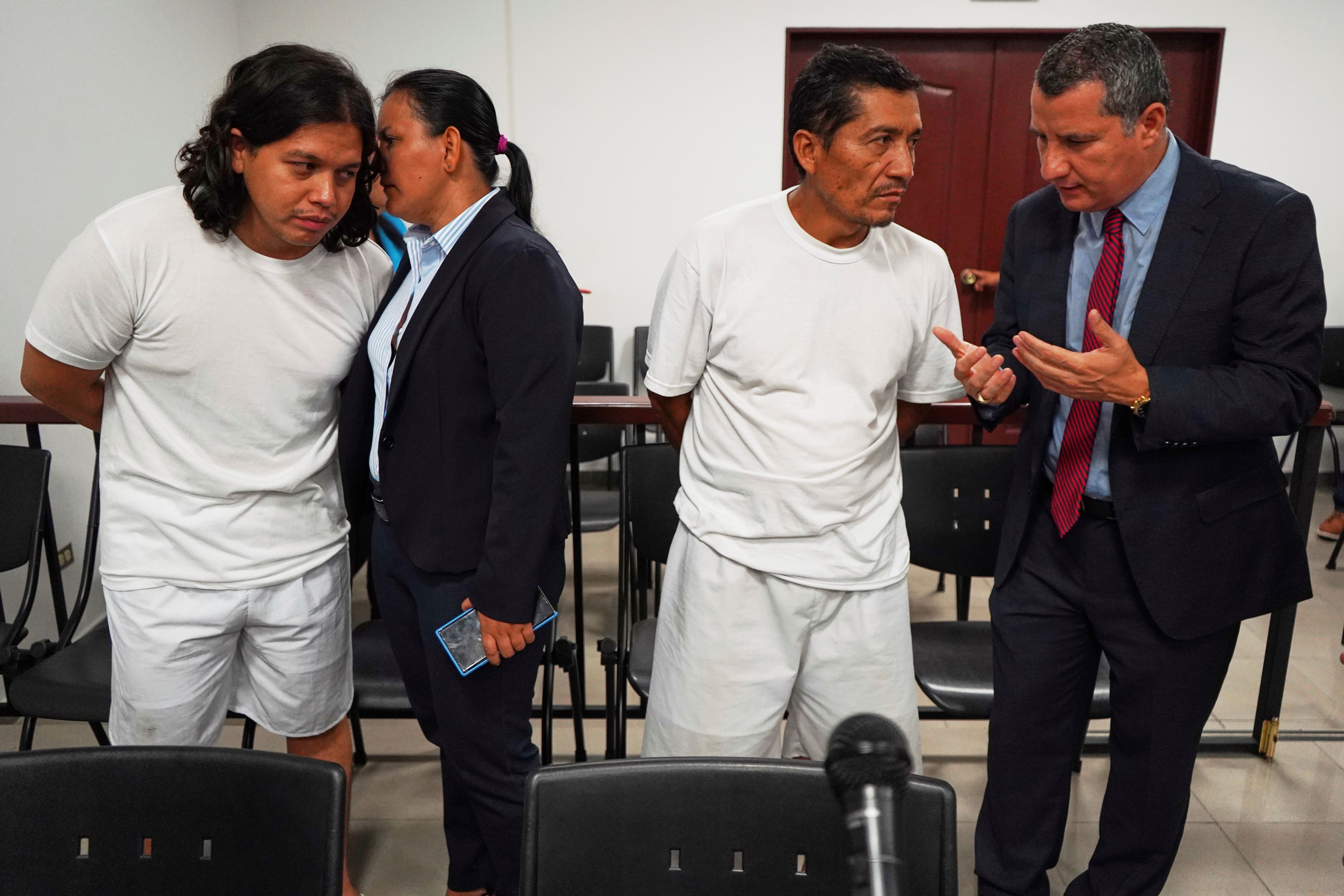 Deux activistes salvadoriens, Alejandro Henríquez et José Ángel Pérez, arrêtés a la mi-mai 2025, écoutaient les conseils de leurs avocats avant la première audience de leur procès tenu au tribunal de Santa Tecla, au Salvador, le 30 mai 2025. 