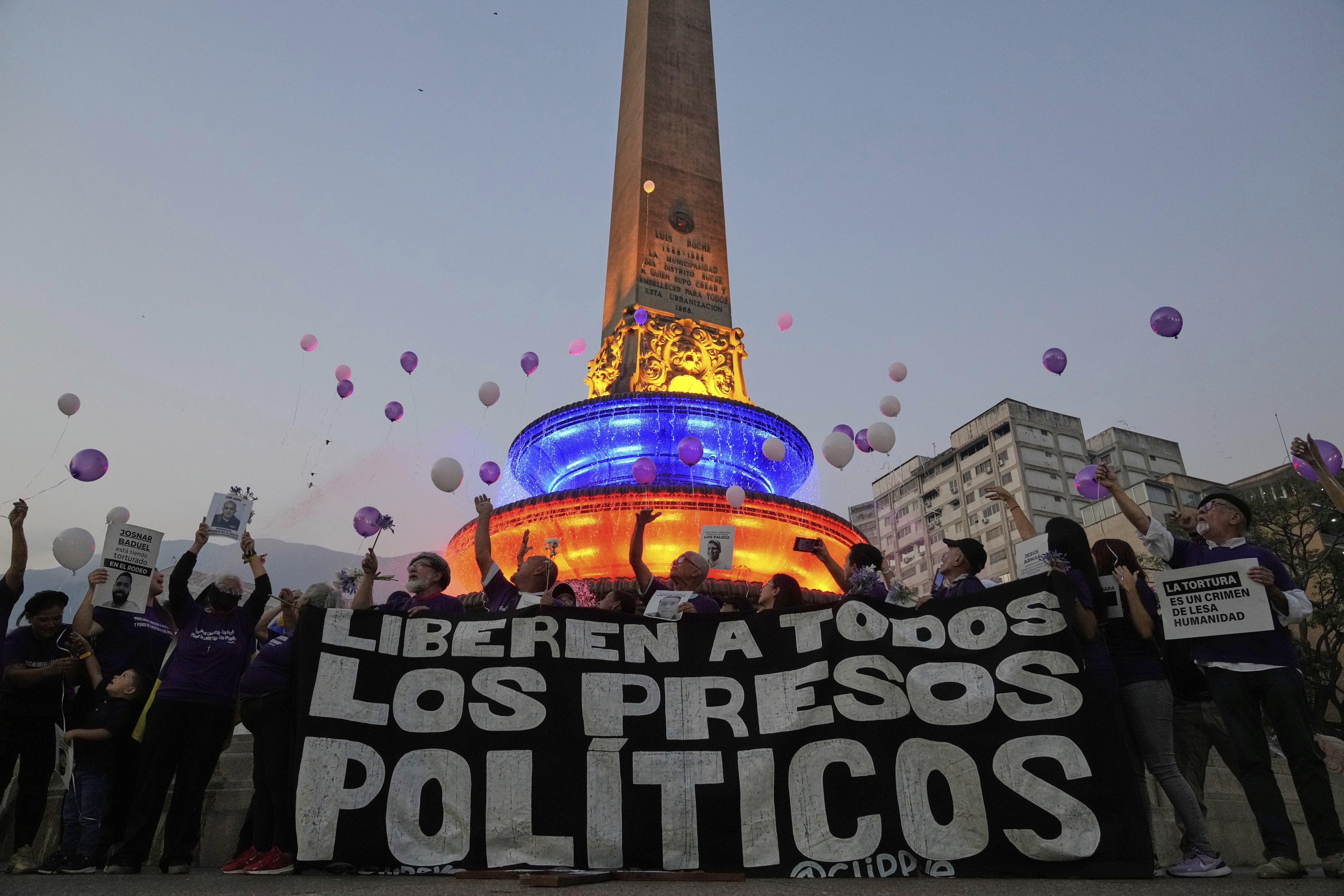 Activistas y familiares de presos lanzan globos para pedir la libertad de los presos políticos, en Caracas, Venezuela, el 14 de abril de 2025. 