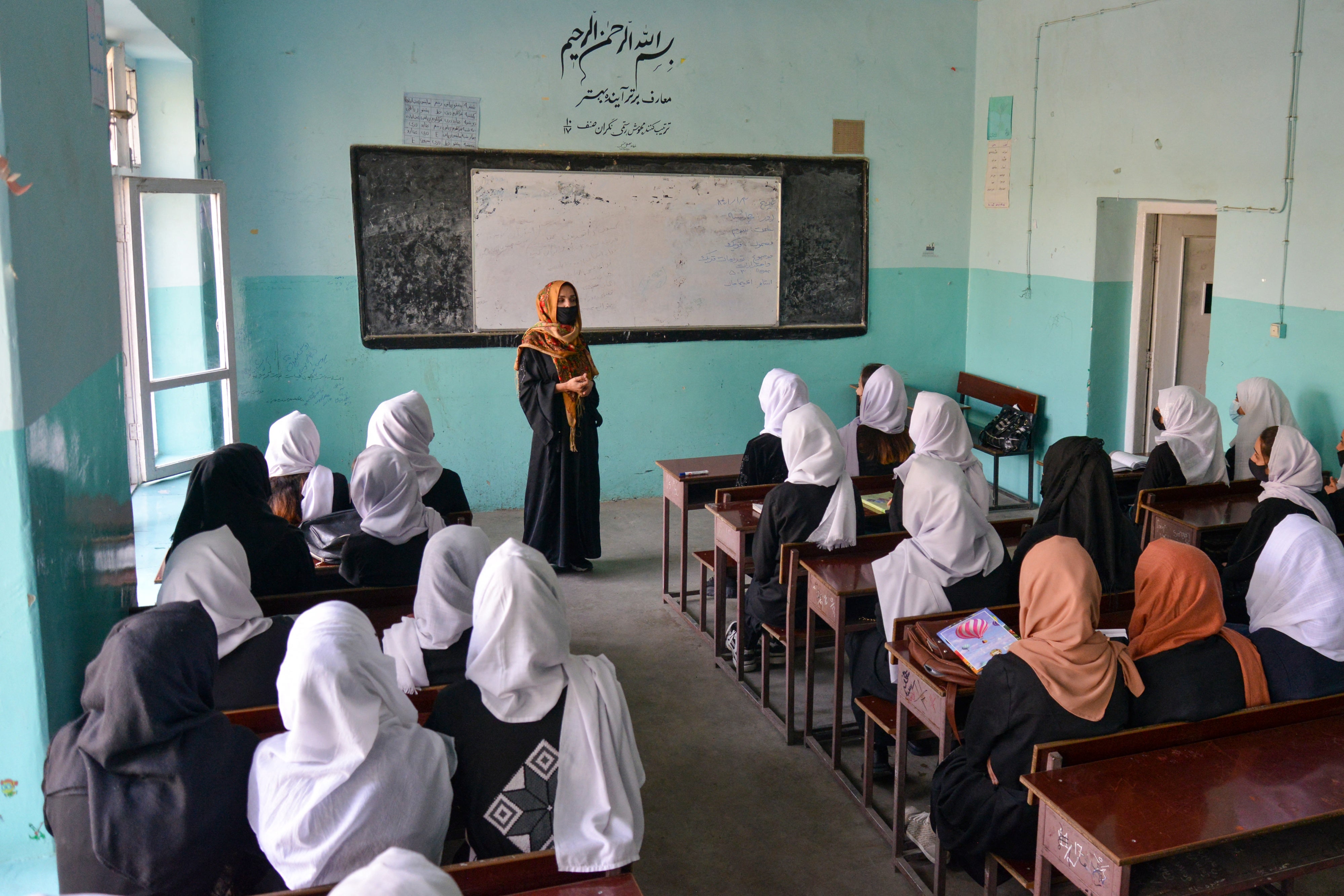 Des filles afghanes assistent à un cours après la réouverture de leur école à Kaboul, le 23 mars 2022. Quelques heures plus tard, les talibans ont ordonné la fermeture des écoles secondaires pour filles.