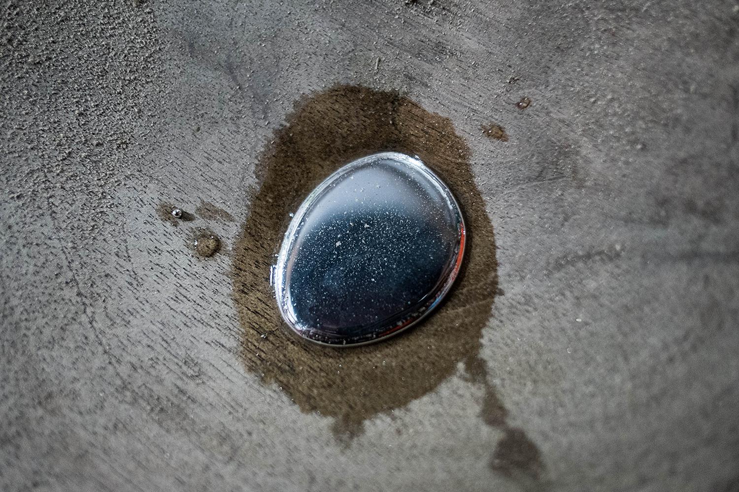 フィリピンで金を精製するために使われている純水銀。