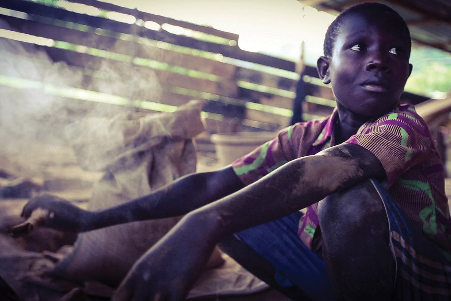 Un garçon ghanéen de 13 ans, qui travaille dans une mine d’or artisanale à Obuasi, au Ghana. Il a abandonné l'école à l'âge de 12 ans mais souhaite y retourner.