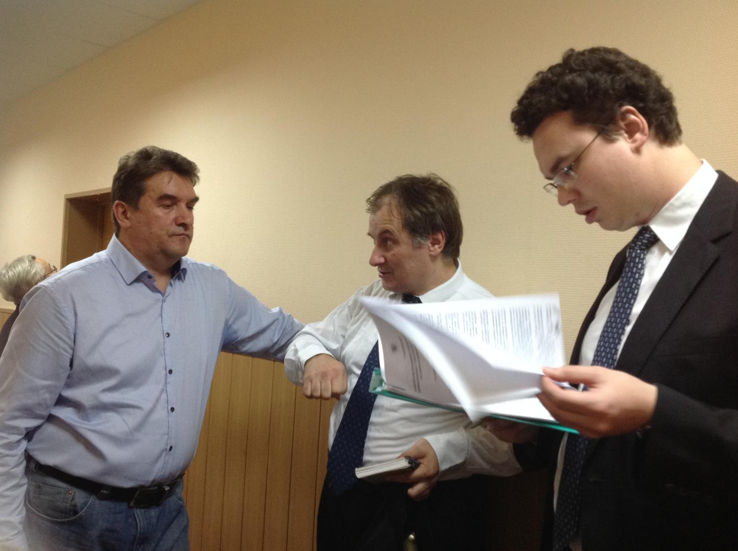 Представители Правозащитного Центра "Мемориал" ожидают начало судебного заседания. 28 сентября 2015, Москва. 