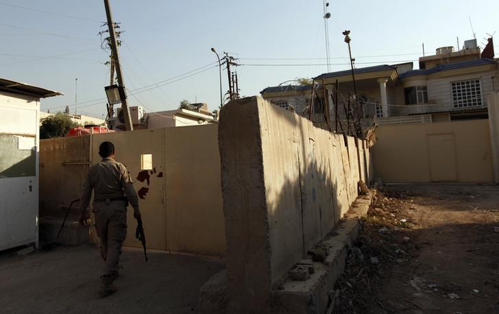 رجل حراسة يمشي أمام مبنى قناة الجزيرة في بغداد، 28 أبريل/نيسان 2013. علّقت هيئة الاتصالات والإعلام العراقية تصريح عمل قناة الجزيرة في 25 أبريل/نيسان 2016 واتهمتها بالتحريض على العنف في تغطيتها للأحداث الأخيرة. 