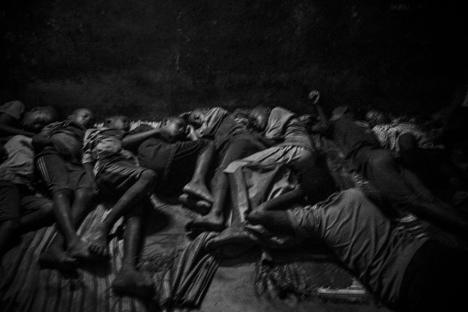 Des talibés dorment serrés l’un contre l’autre dans une école coranique traditionnelle à Saint-Louis, au Sénégal, en mai 2015. 