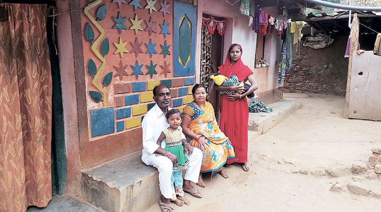 बस्तर, छत्तीसगढ़ के पत्रकार संतोष यादव का परिवार. यादव को सितंबर, 2015 में गिरफ्तार किया गया था.