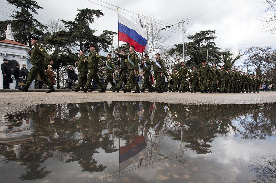 Российские военнослужащие на параде по случаю первой годовщины подписания соглашений о вхождении Крыма в Россию. Севастополь, 18 марта 2015 г. 