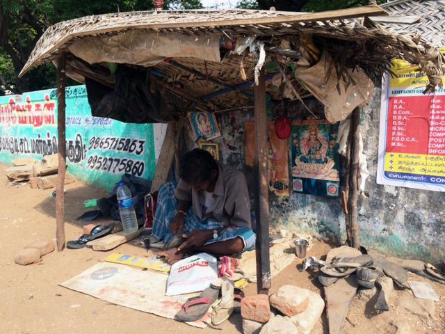 Karuppi’s husband, Sonai, works as a cobbler in Paramakudi, Tamil Nadu, June 2015. © 2015 Human Rights Watch.