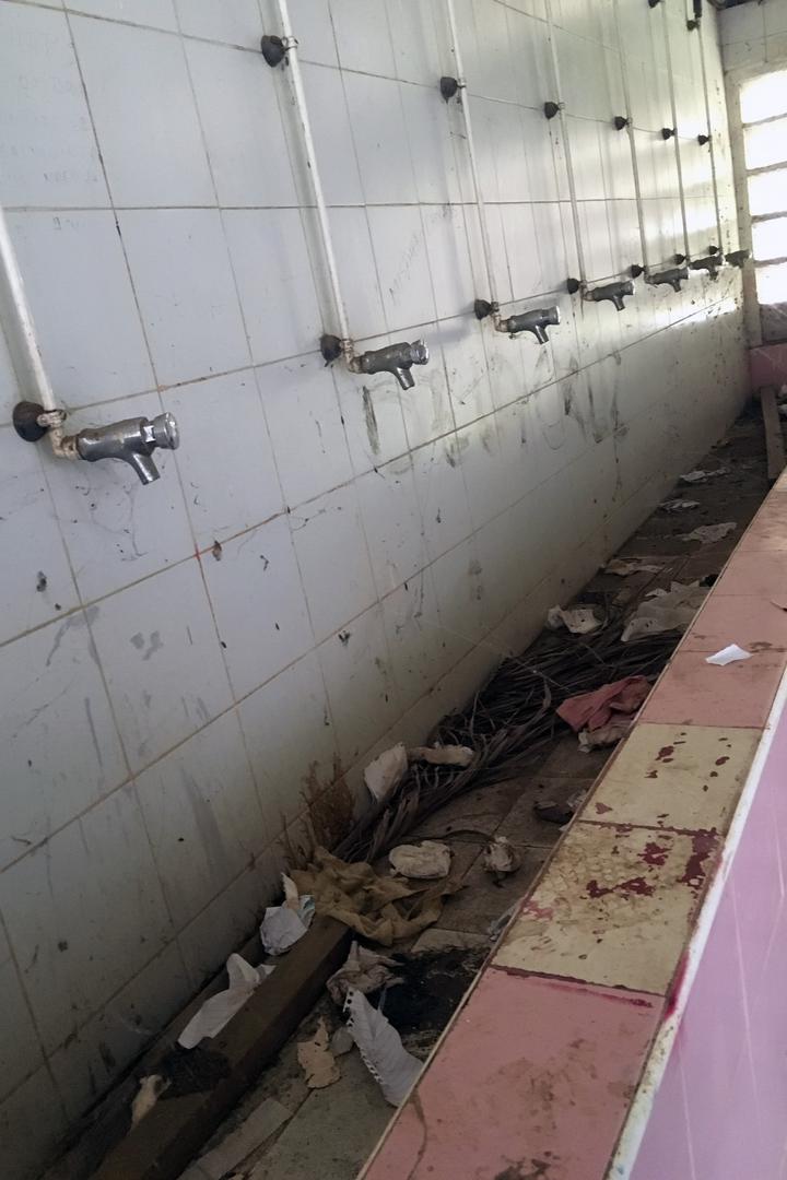 Sanitaires du lycée, où il n’y a pas d’eau courante.