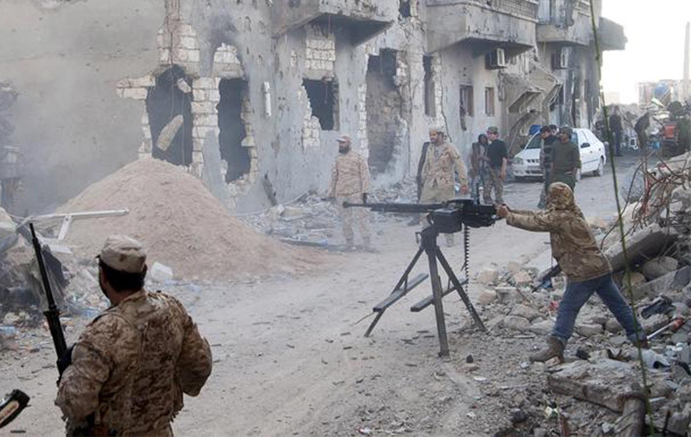 Des combattants de l'Armée nationale libyenne, qui soutient le gouvernement provisoire situé à al-Bayda dans l’est du pays, lors d’affrontements avec des combattants du Conseil de la Shura des révolutionnaires de Benghazi (BRSC) – une coalition de milices