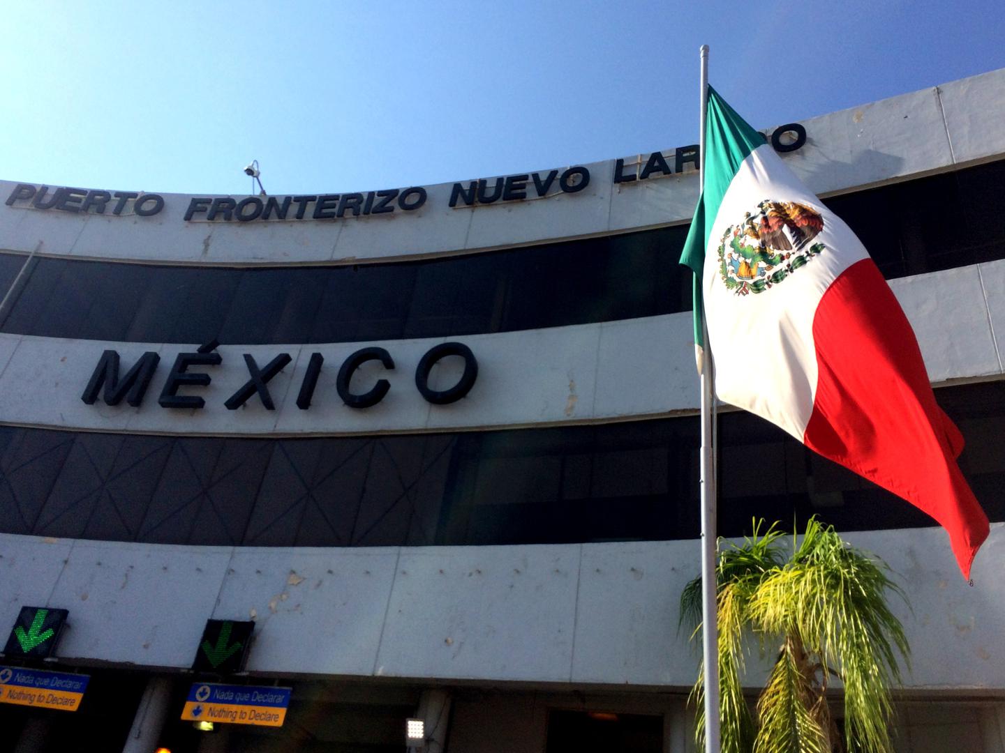 201711usp_TheDeported_MexicoBorderEntrance