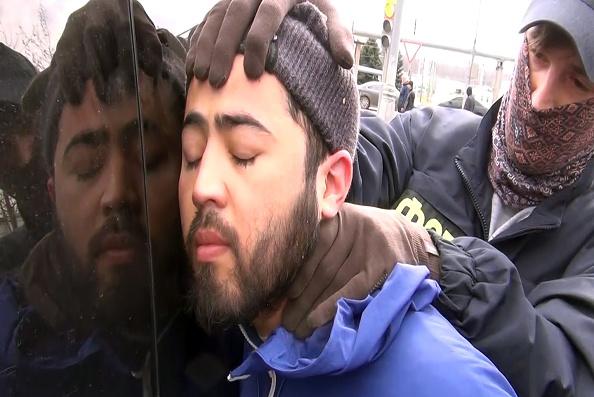 Сотрудники российской ФСБ задерживают Акрама Азимова — одного из двух братьев, обвиненных в организации подрыва смертника в петербургском метро 3 апреля 2017 года.