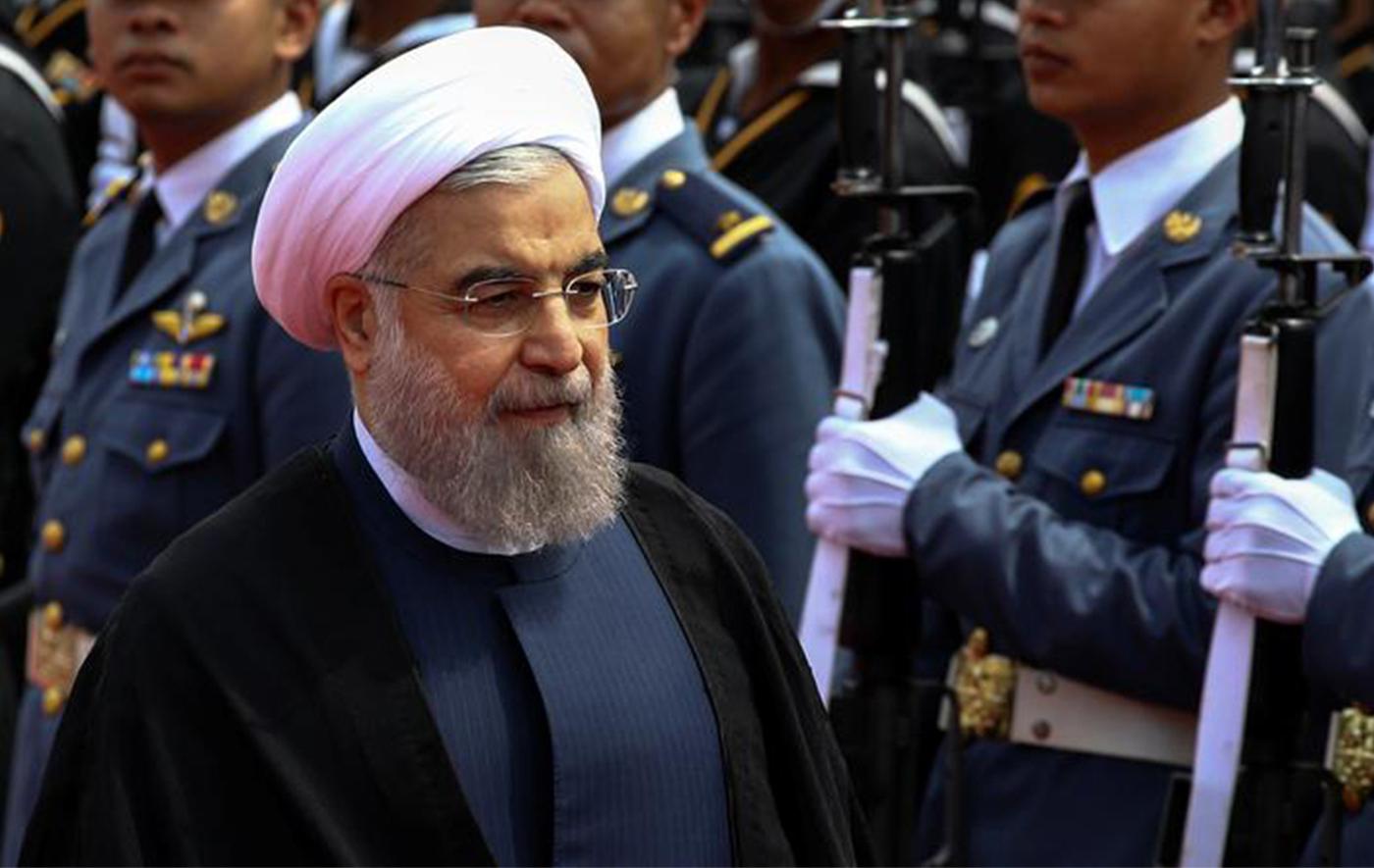 Le président iranien Hassan Rohani passe devant une garde d'honneur lors de son arrivée à Bangkok au début d'une visite officielle en Thaïlande, le 9 octobre 2016. 