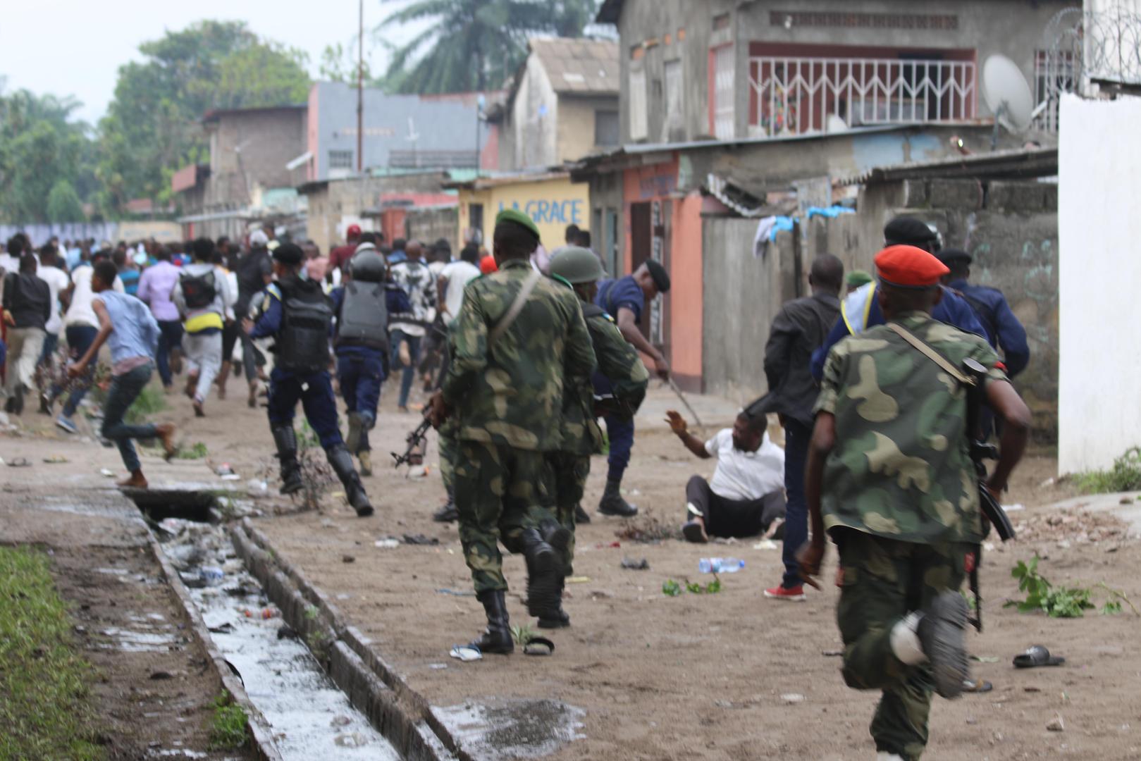 Security forces pursue peaceful protesters in Kinshasa, capital of the Democratic Republic of Congo, on December 31, 2017. © 2017 John Bompengo