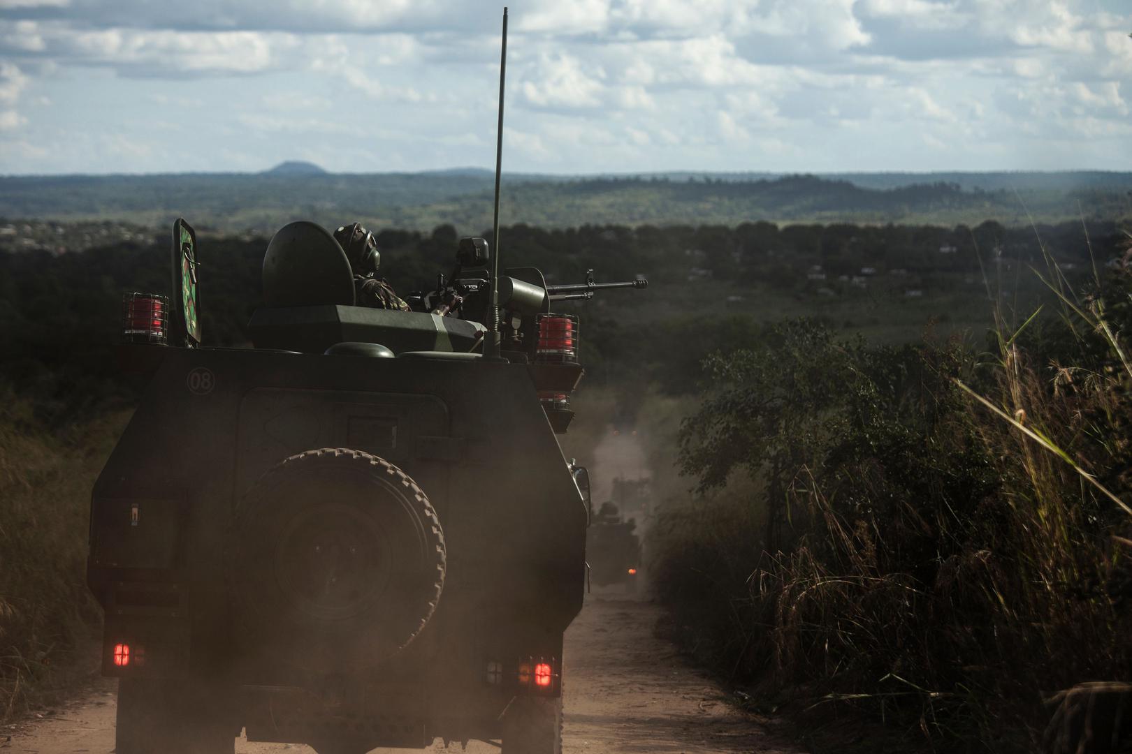 Veículos do exército moçambicano patrulham estradas na região de Gorongosa, no centro de Moçambique, em Maio de 2016.