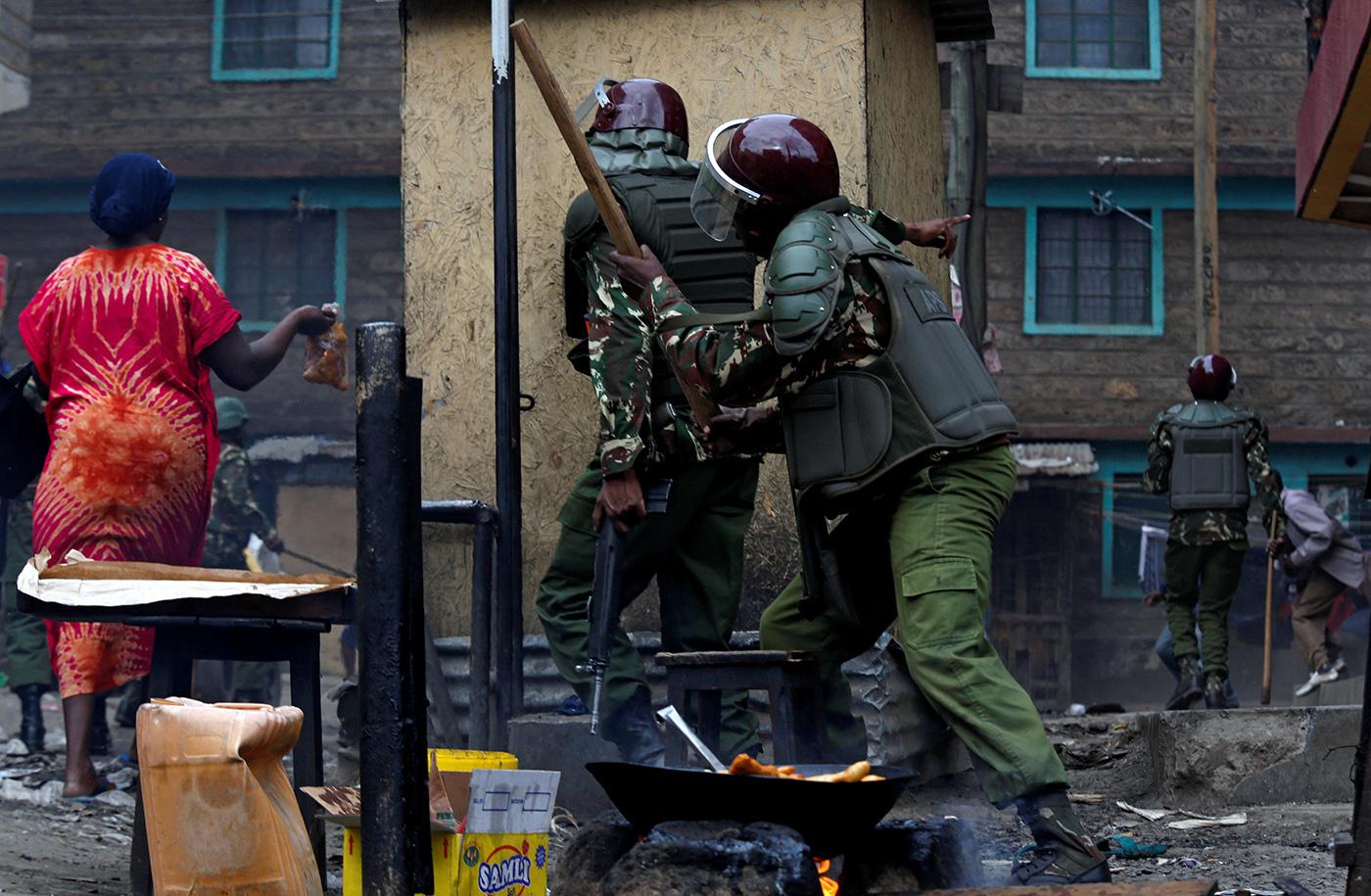 Wakazi wa Mathare, Nairobi, watoroka huku polisi wakifukuza waandamanaji wa upinzani, tarehe 12 Agosti.