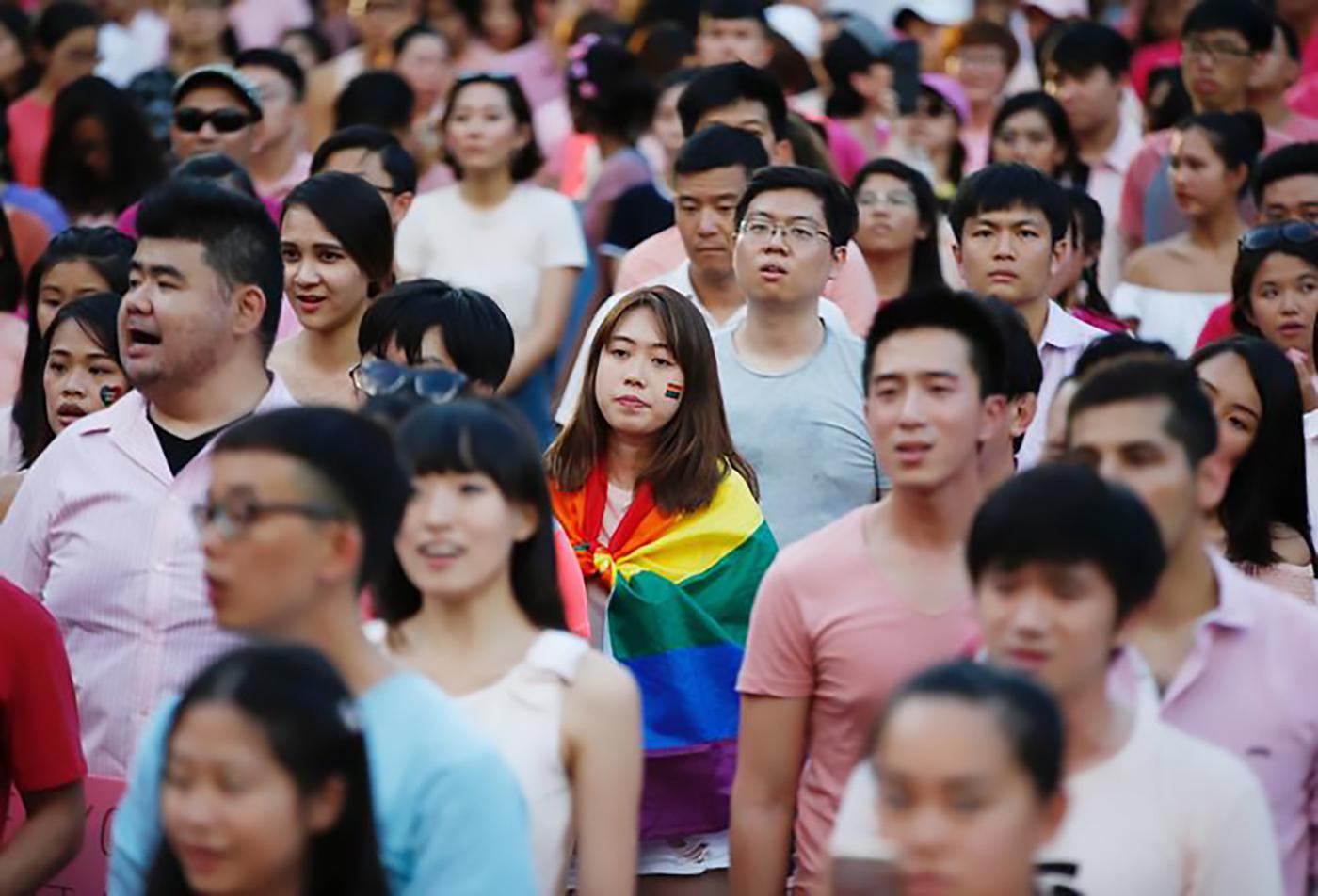 201801wr_singapore_human_rights A woman wrapped in the rainbow flag is seen at the Pink Dot rally, Singapore's annual gay pride rally, at a park in Singapore July 1, 2017. 